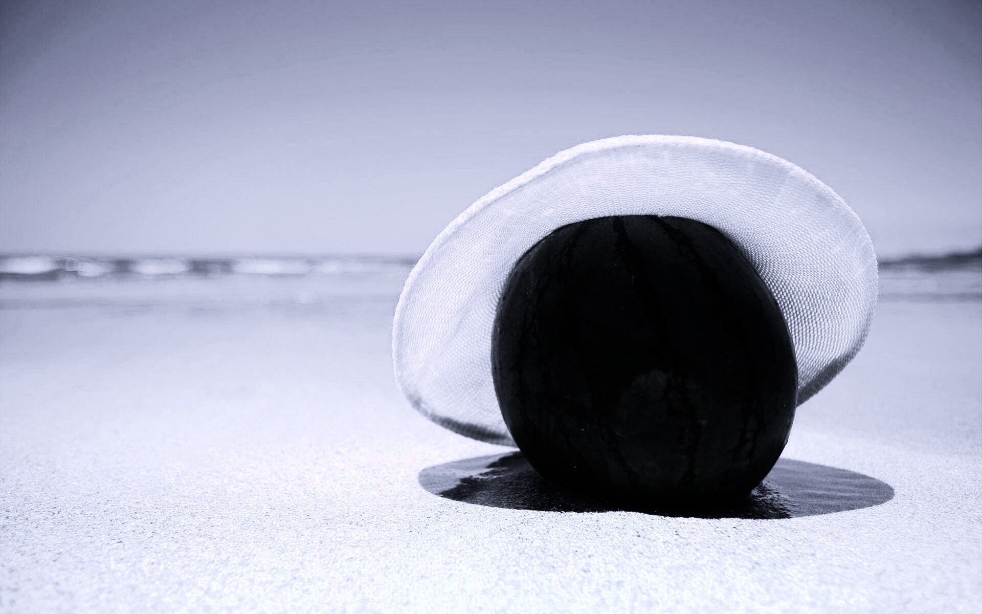 Арбуз в летней шляпке на пляже обои