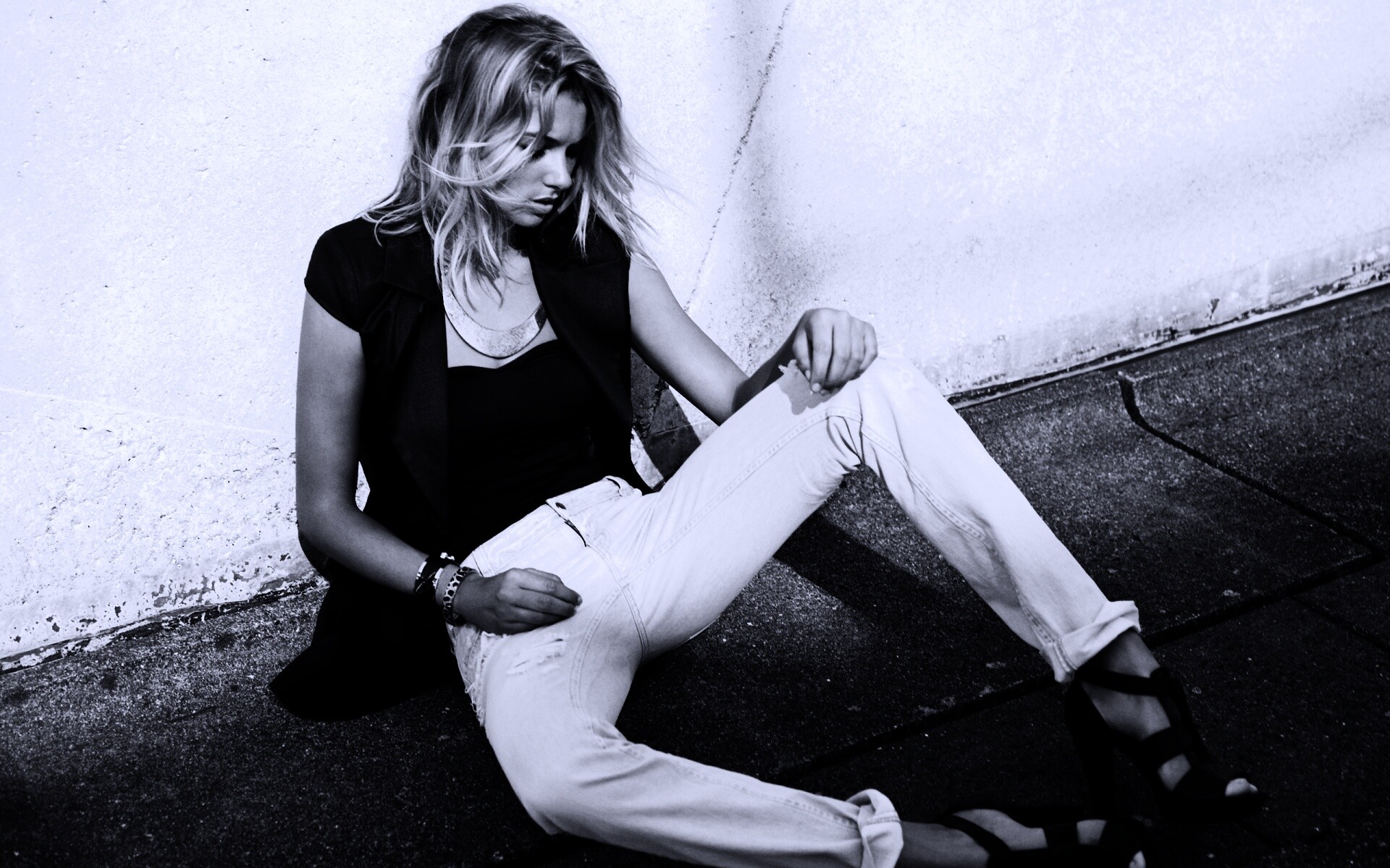 Девушка у стены обои