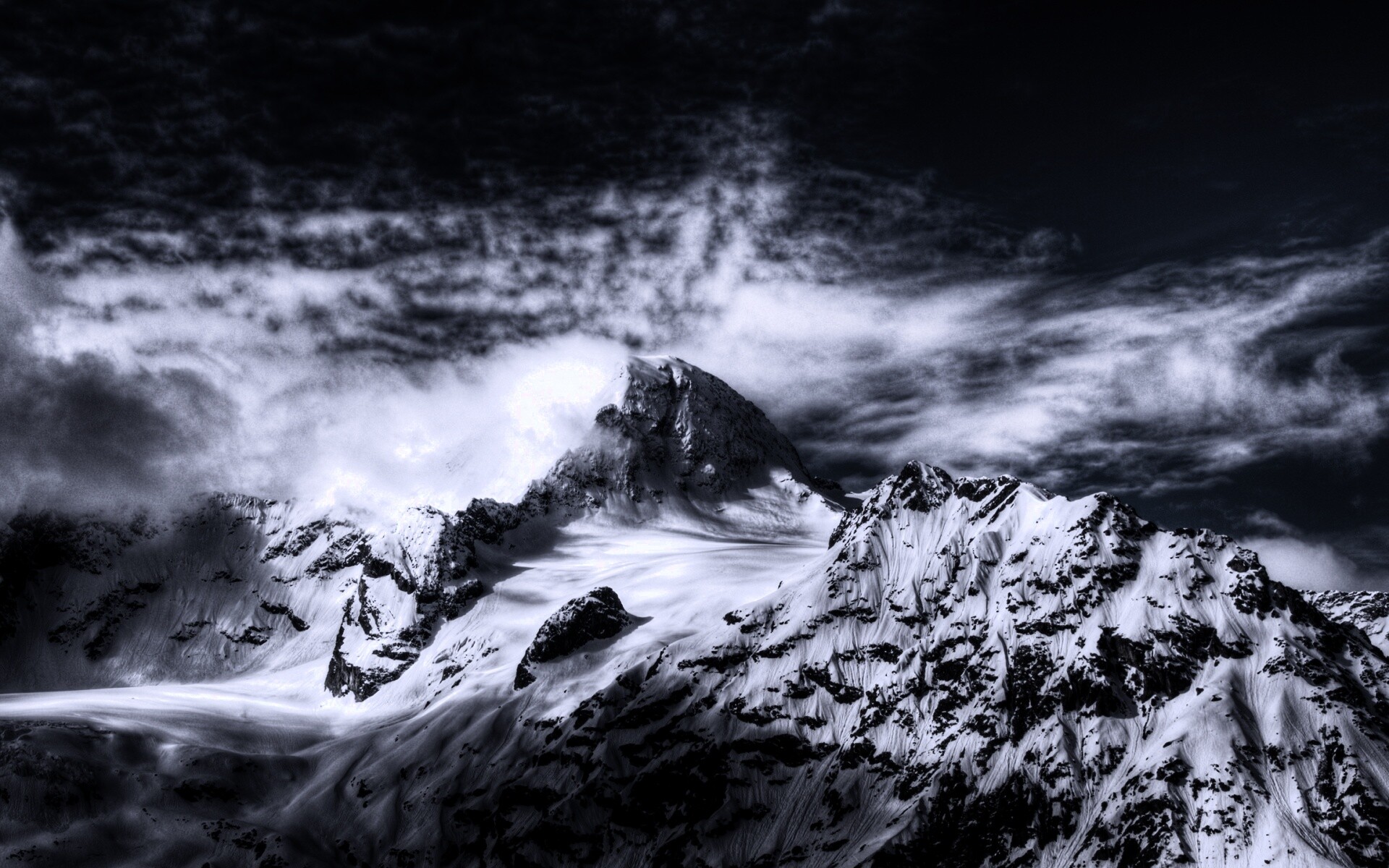 Снежные горные вершины на ветру обои