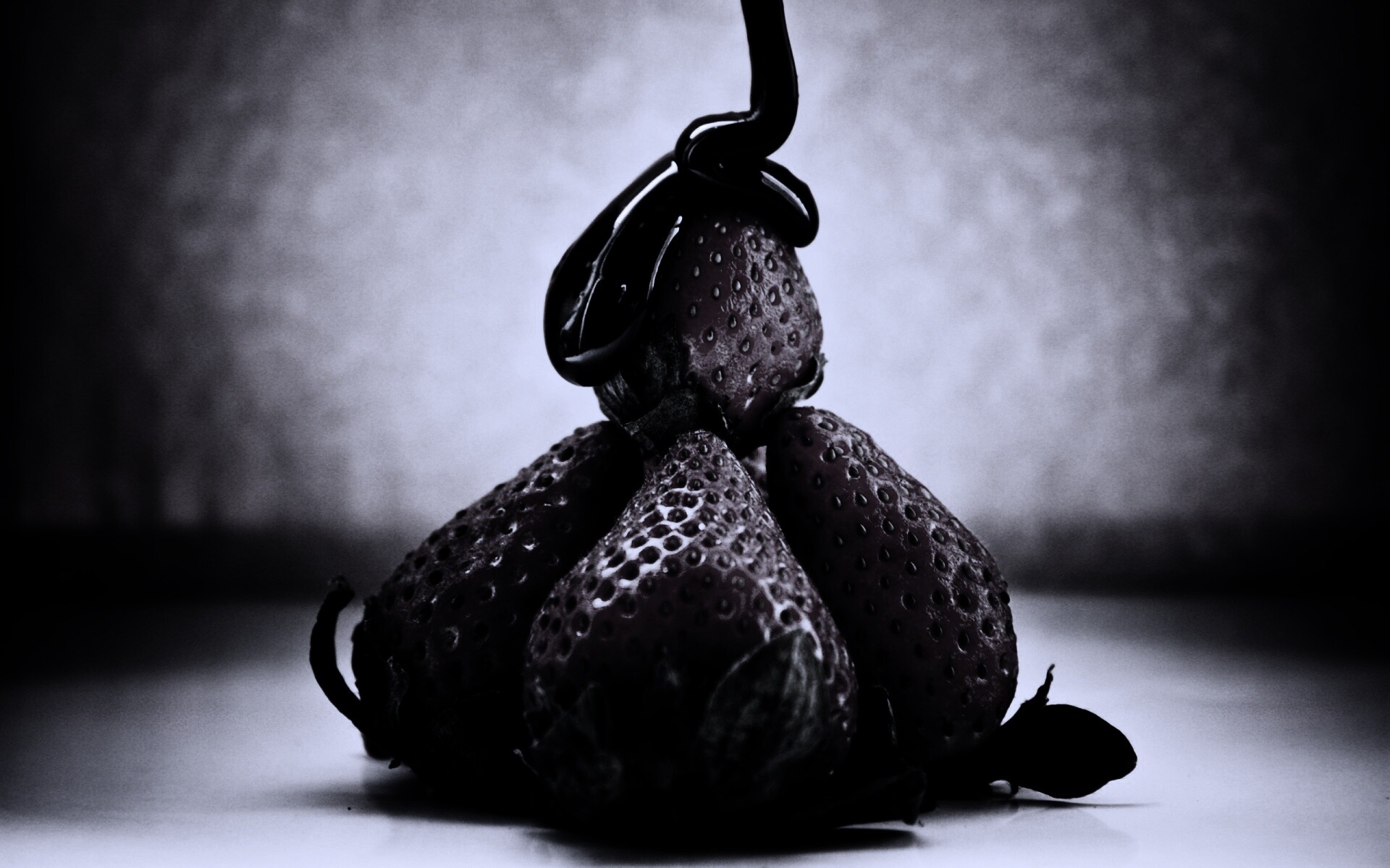 Аппетитная клубничка с шоколадом обои