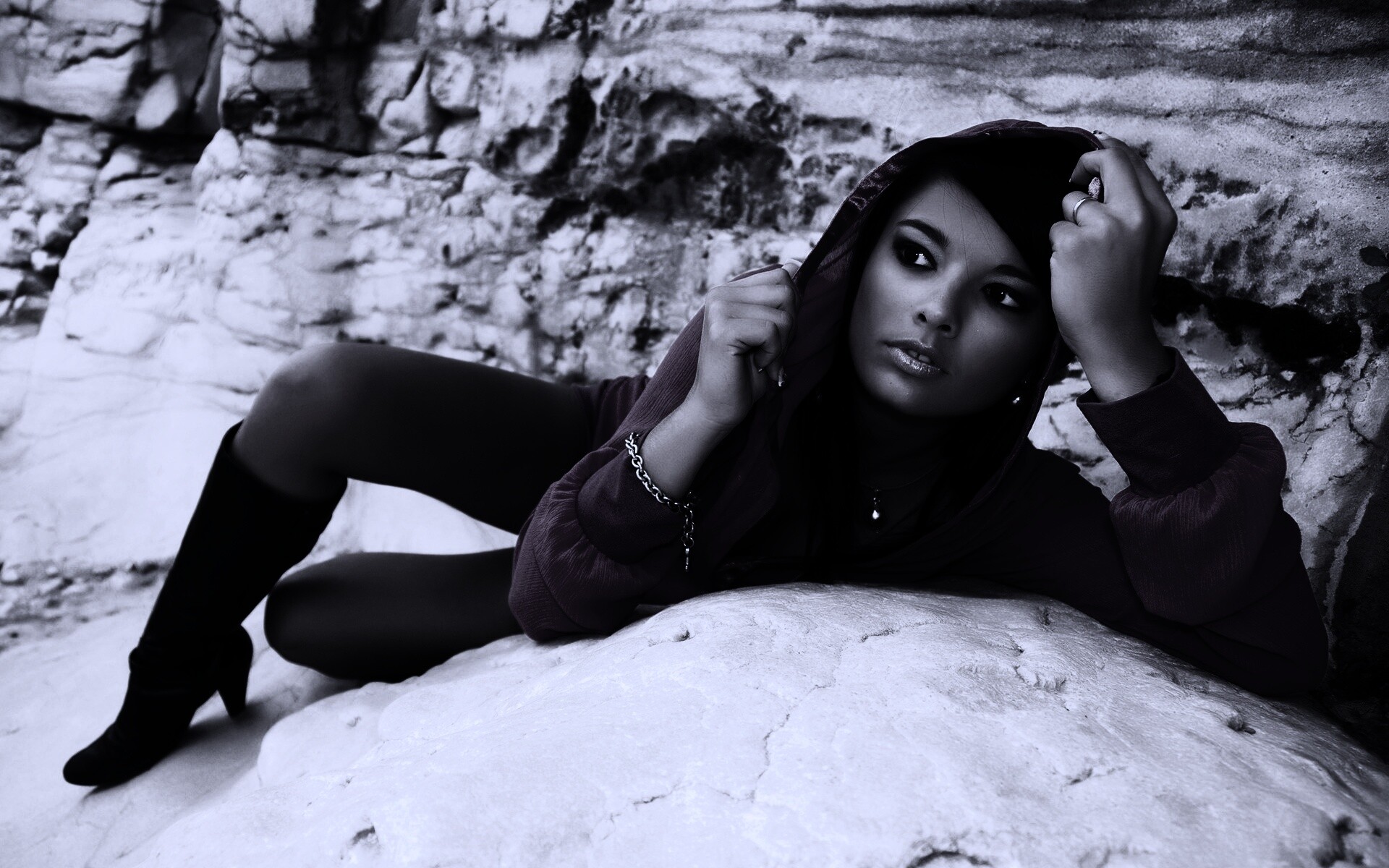 Девушка в розовой накидке обои