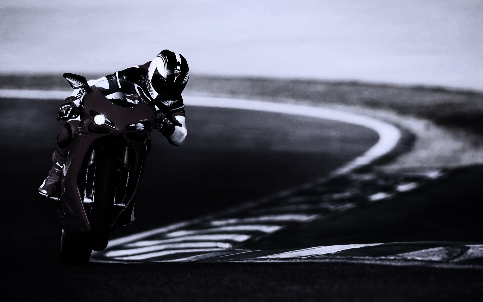 Мотоциклист на заднем колесе обои