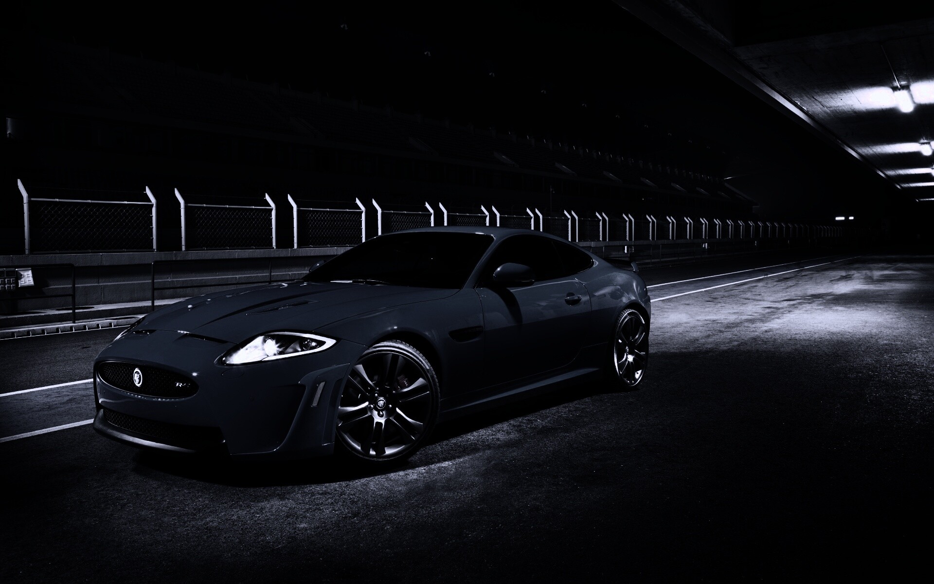 Синий спорткар на гоночном треке обои