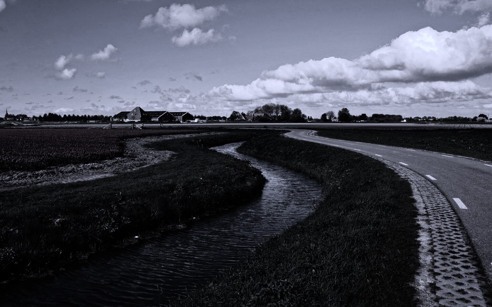 Канал вдоль дороги обои