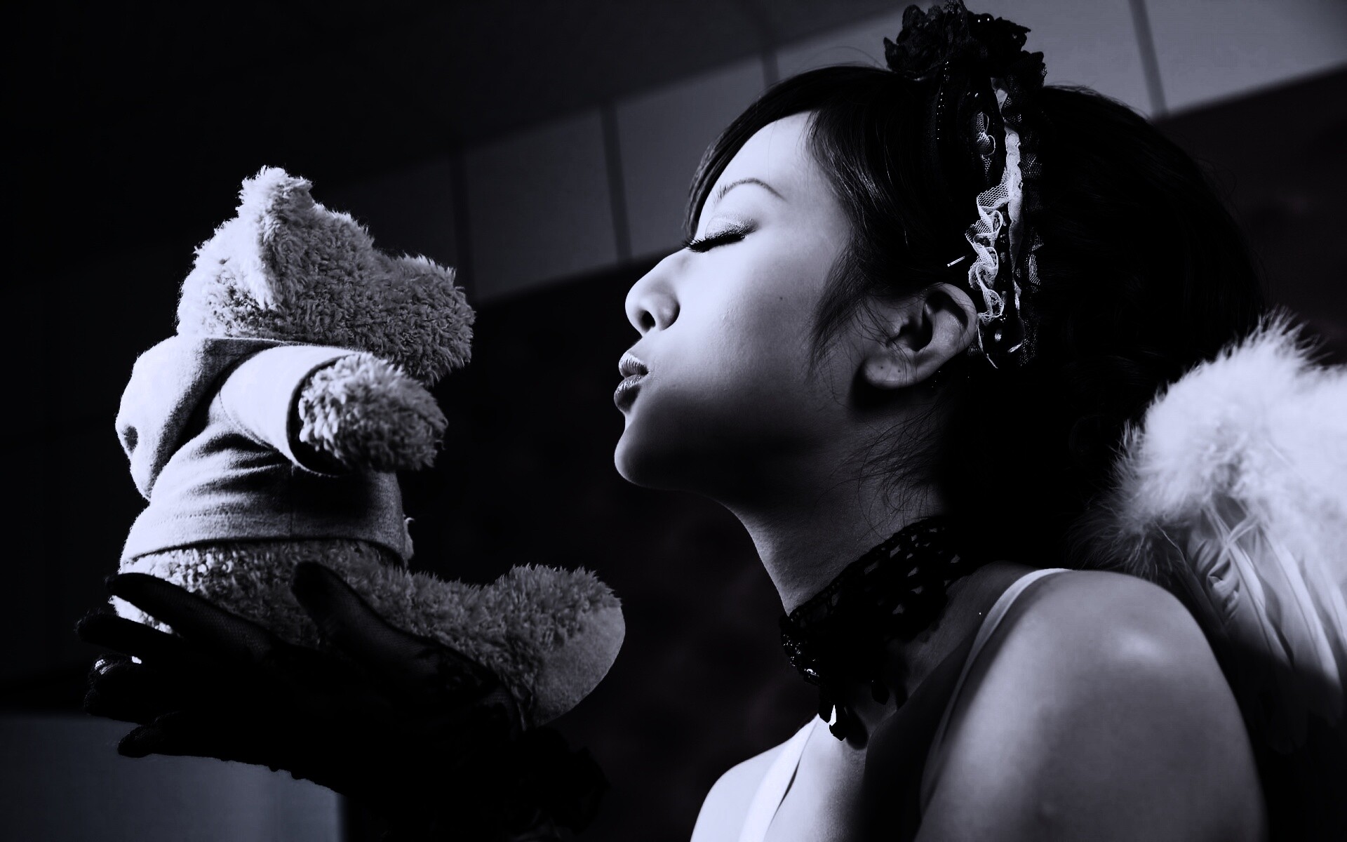 Азиатка любит медвежонка обои