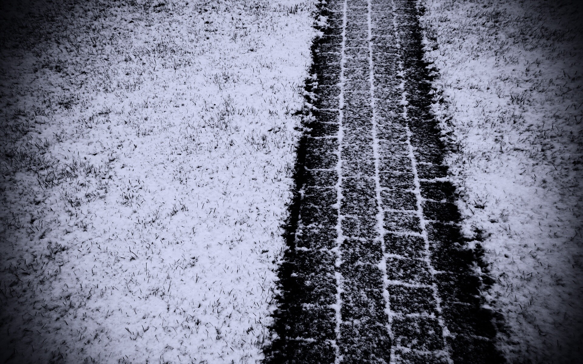 След покрышек в снегу обои