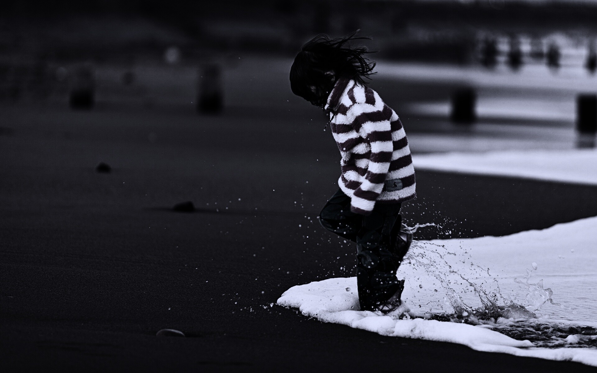 Ребенок и волна обои