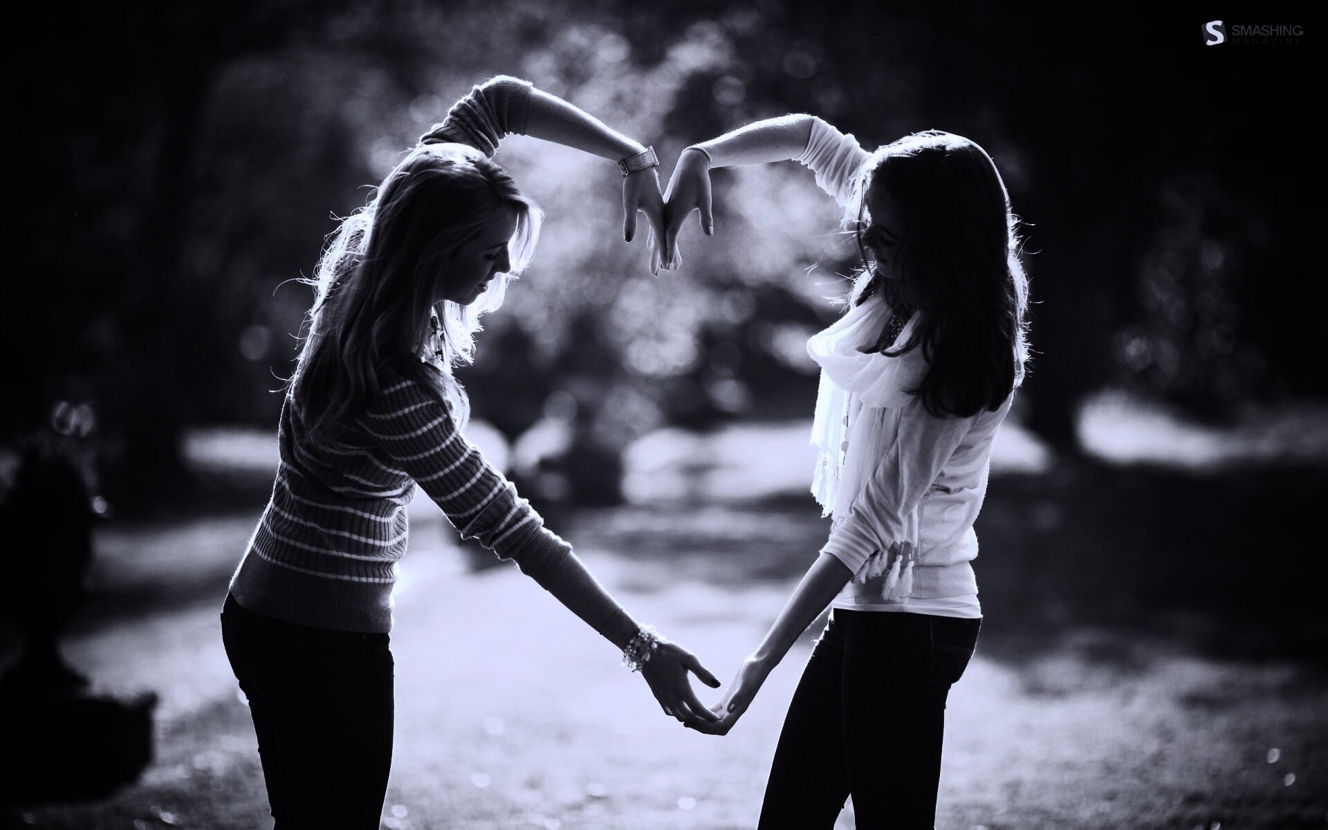 Две девушки и сердце из рук обои