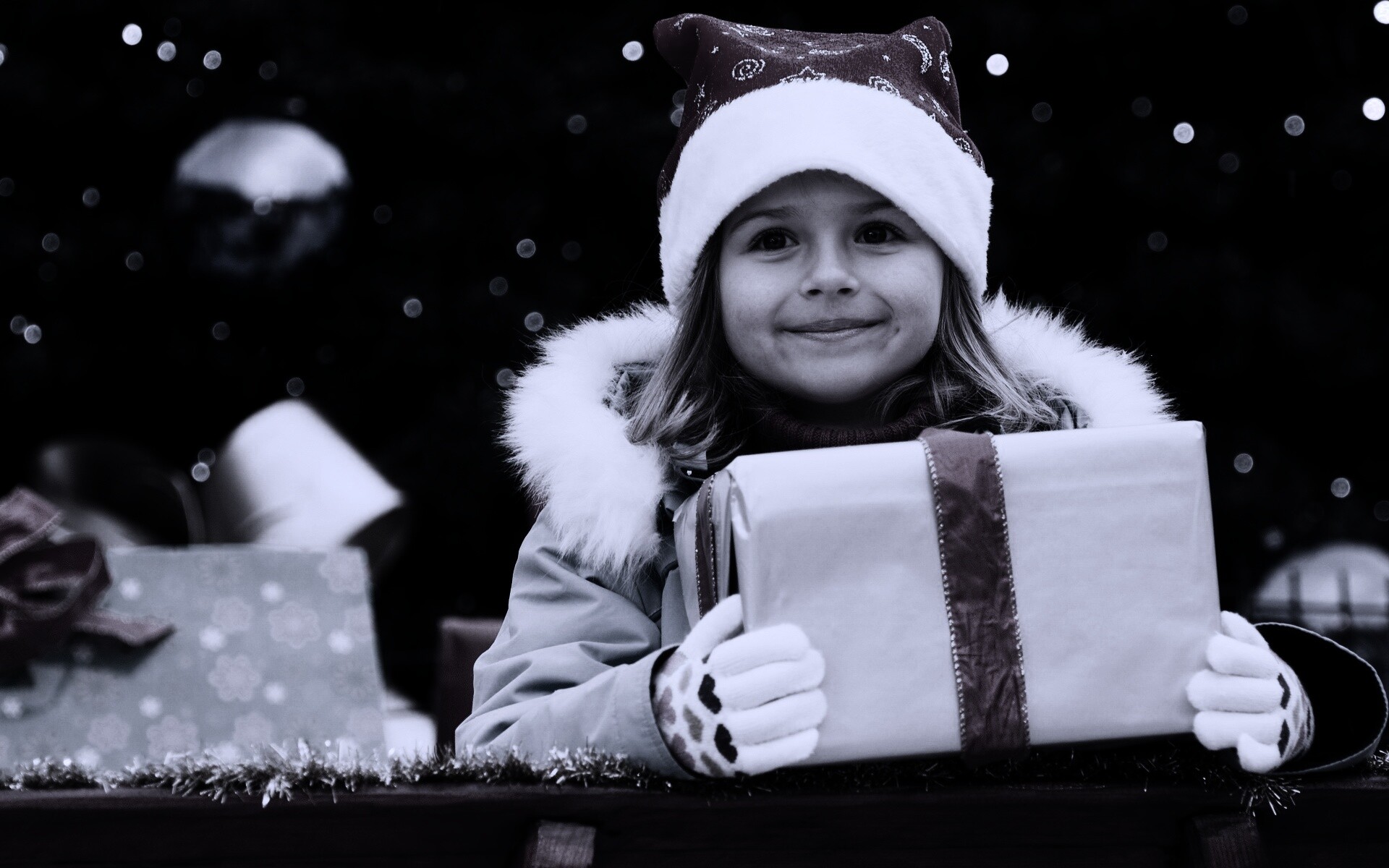 Ребенок с подарком обои