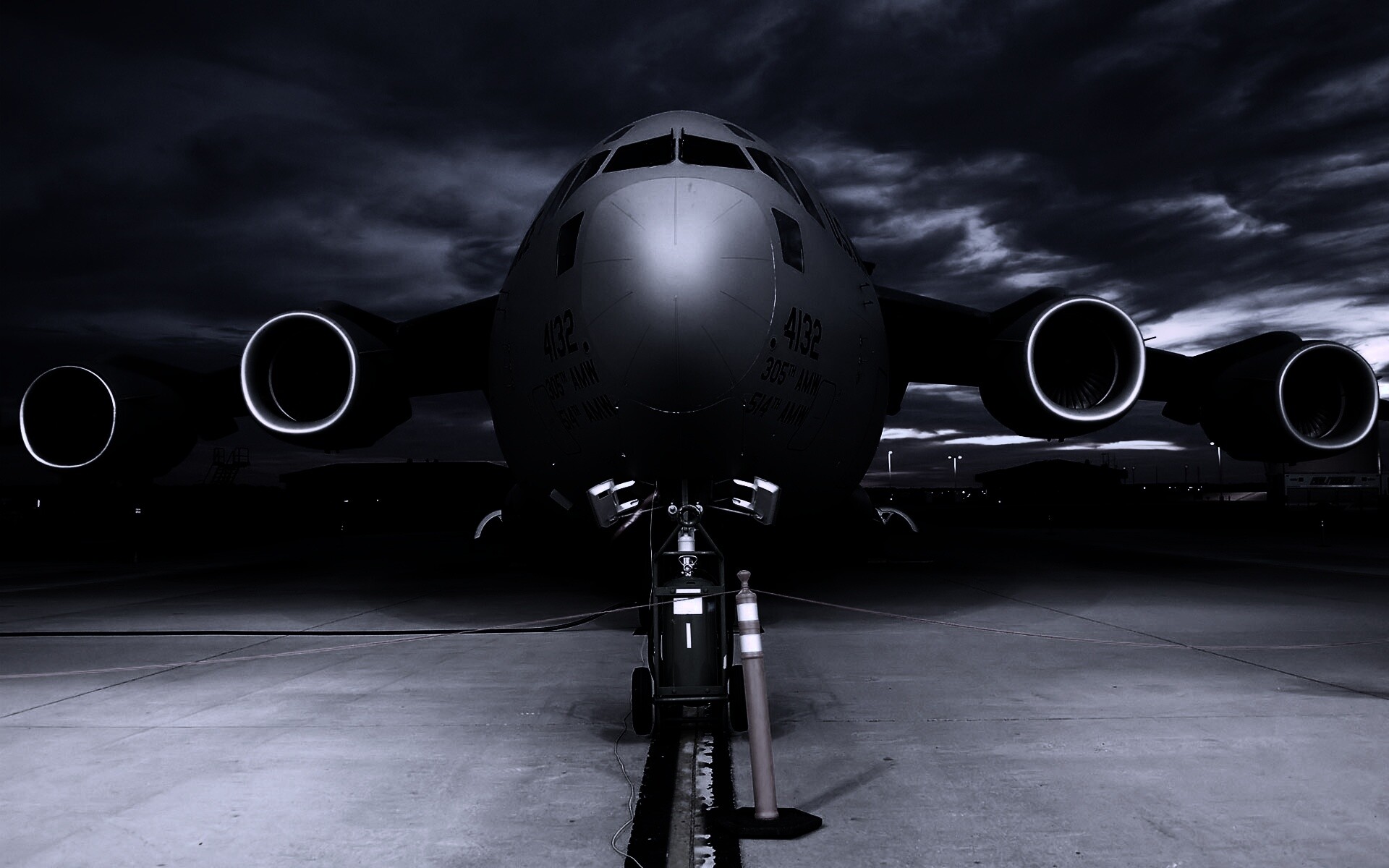 Самолет на взлетной полосе обои