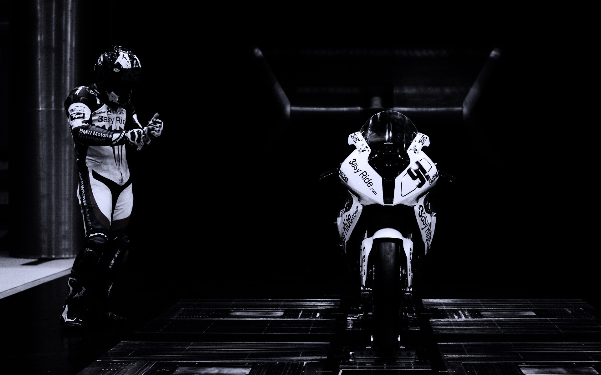 Мотоцикл на тестовом стенде обои