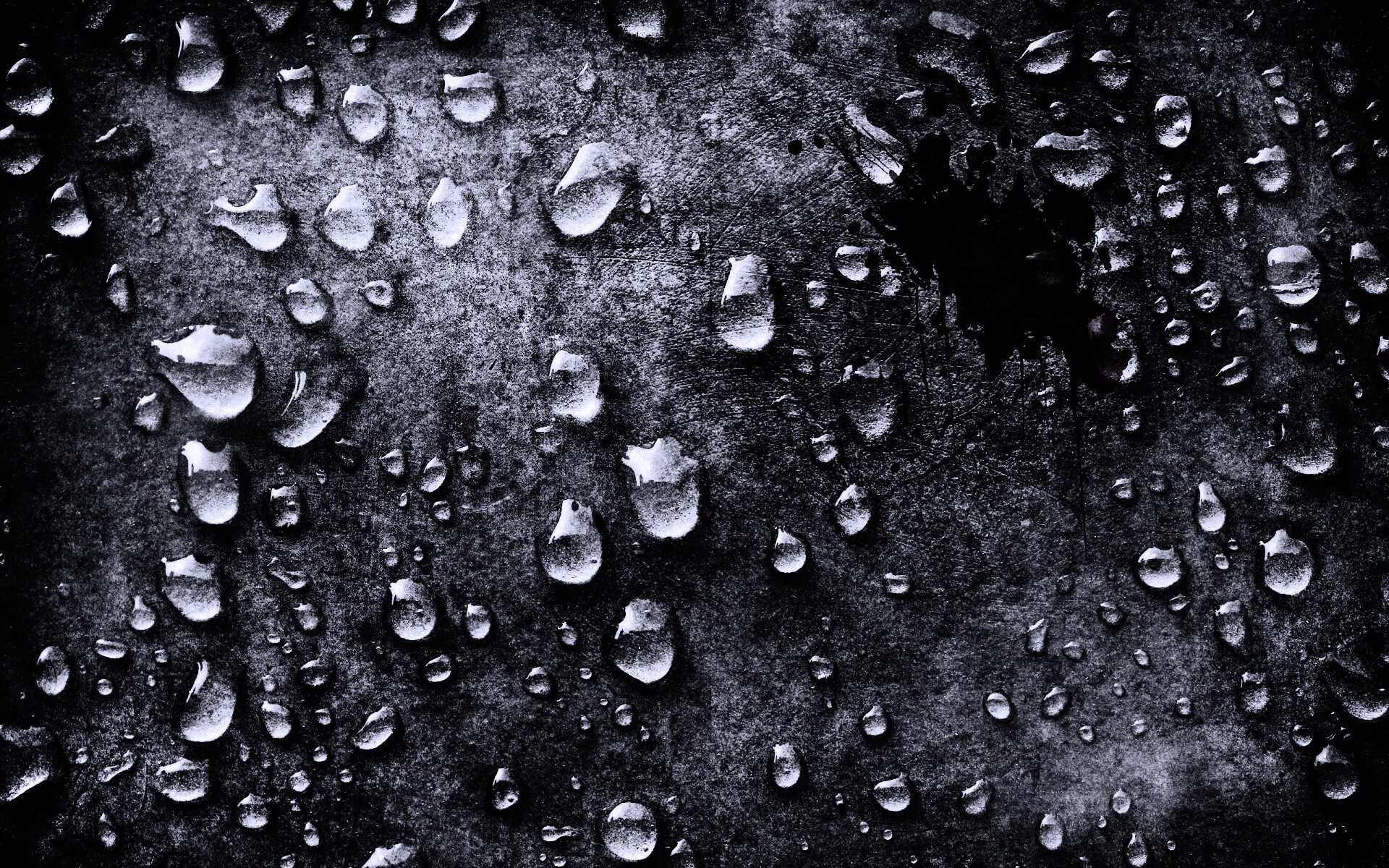 Кровавое пятно и капли воды обои