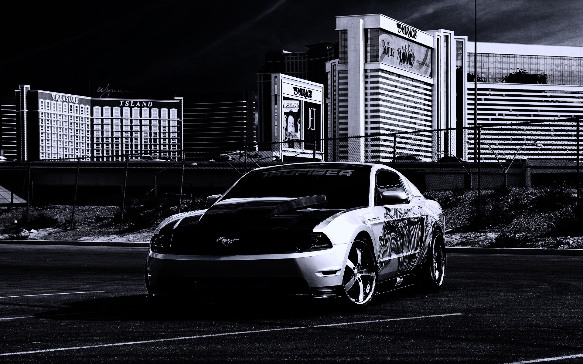 Мустанг на парковке обои