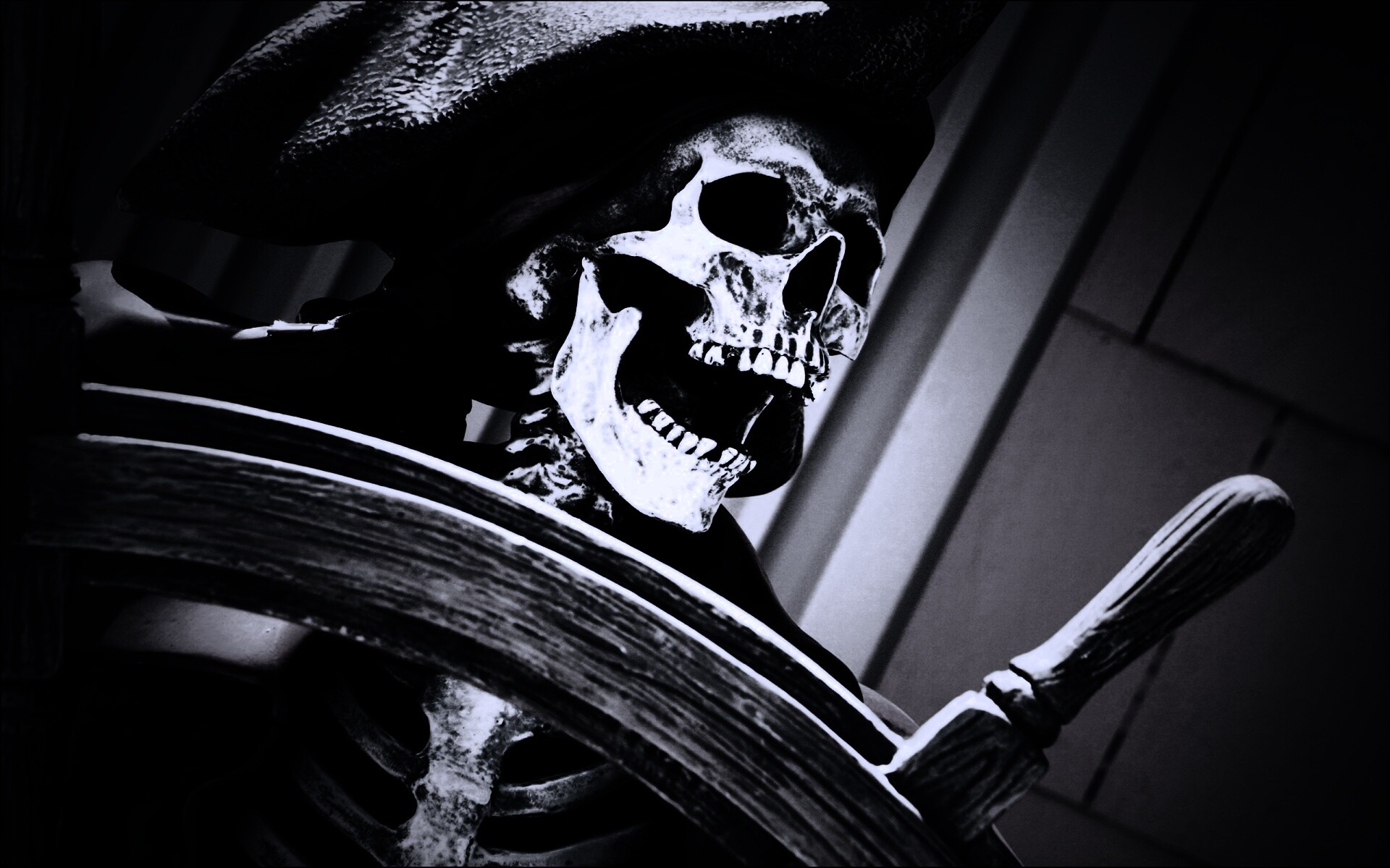 Скелет пирата за штурвалом обои