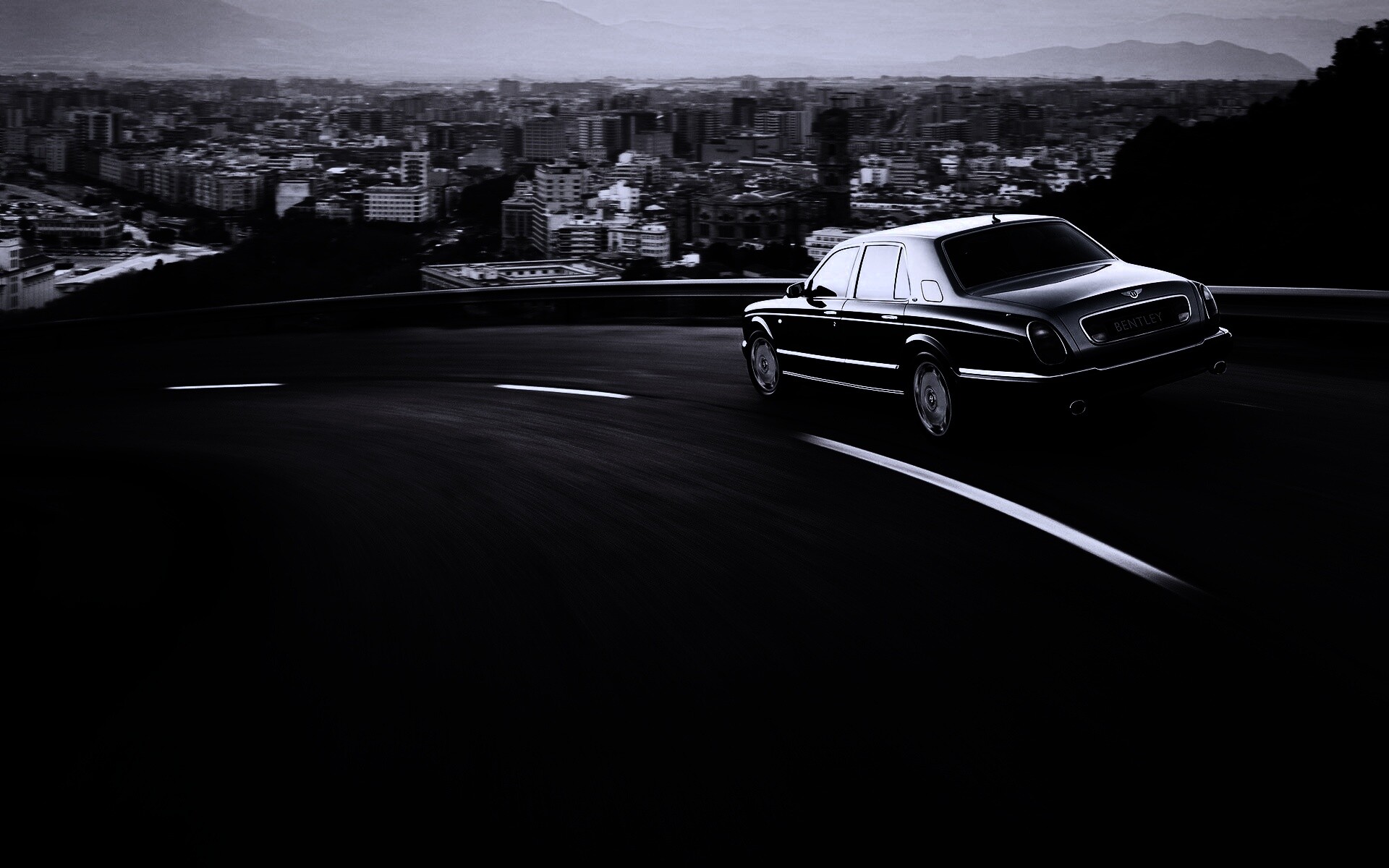Черный Бентли на повороте обои