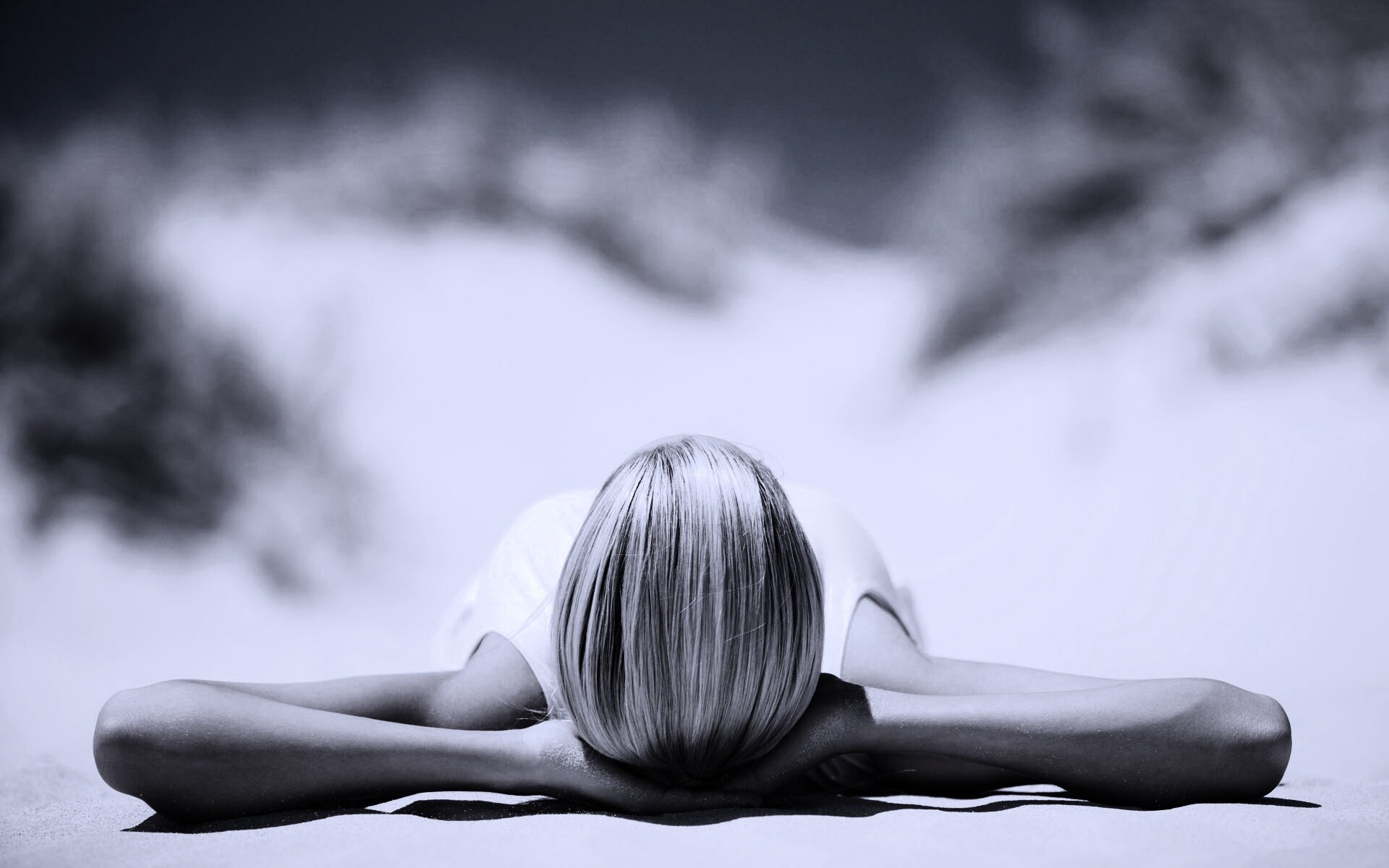 Девушка на солнце обои