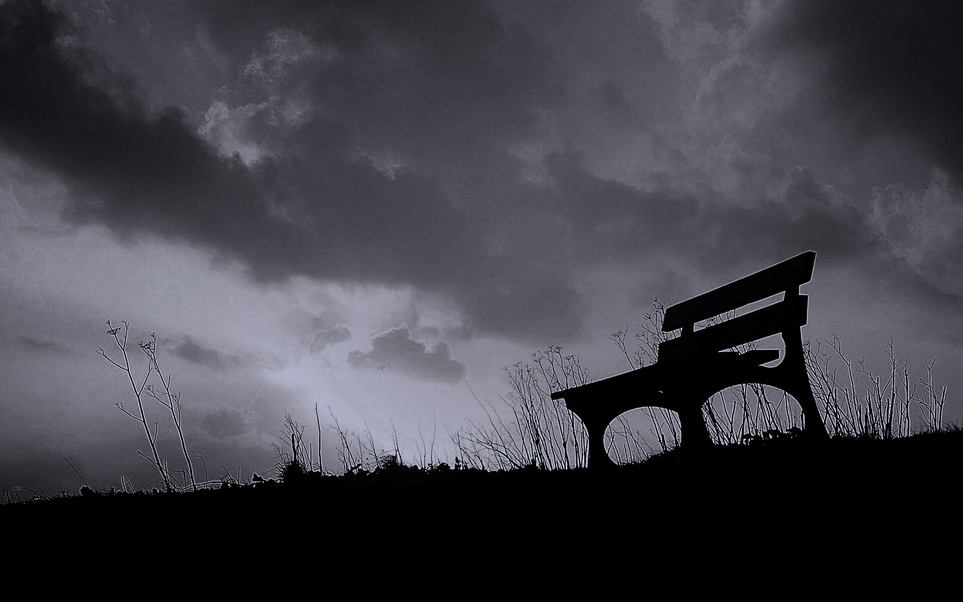 Силуэт скамейки на фоне неба обои