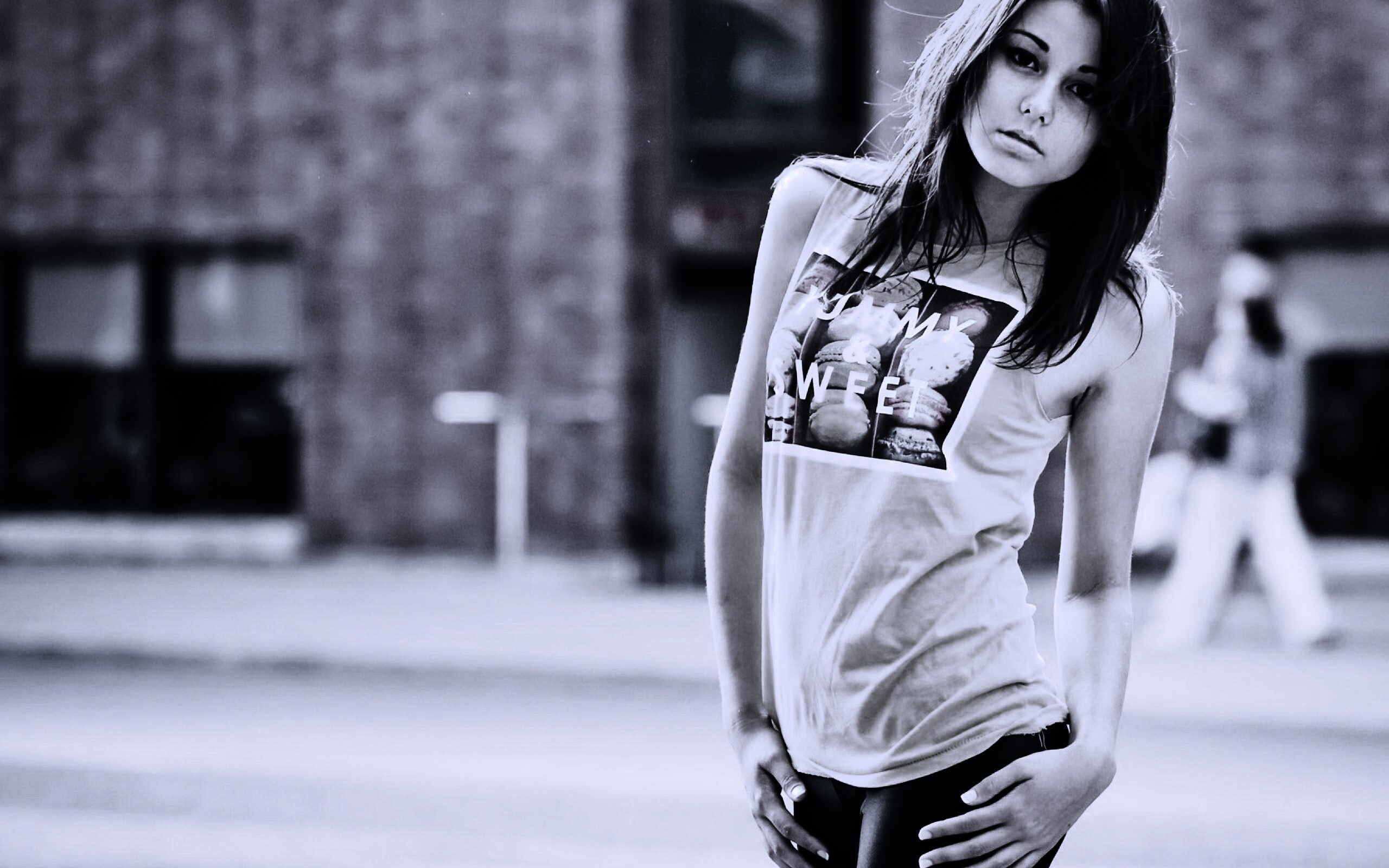 Молодая девушка в городе обои