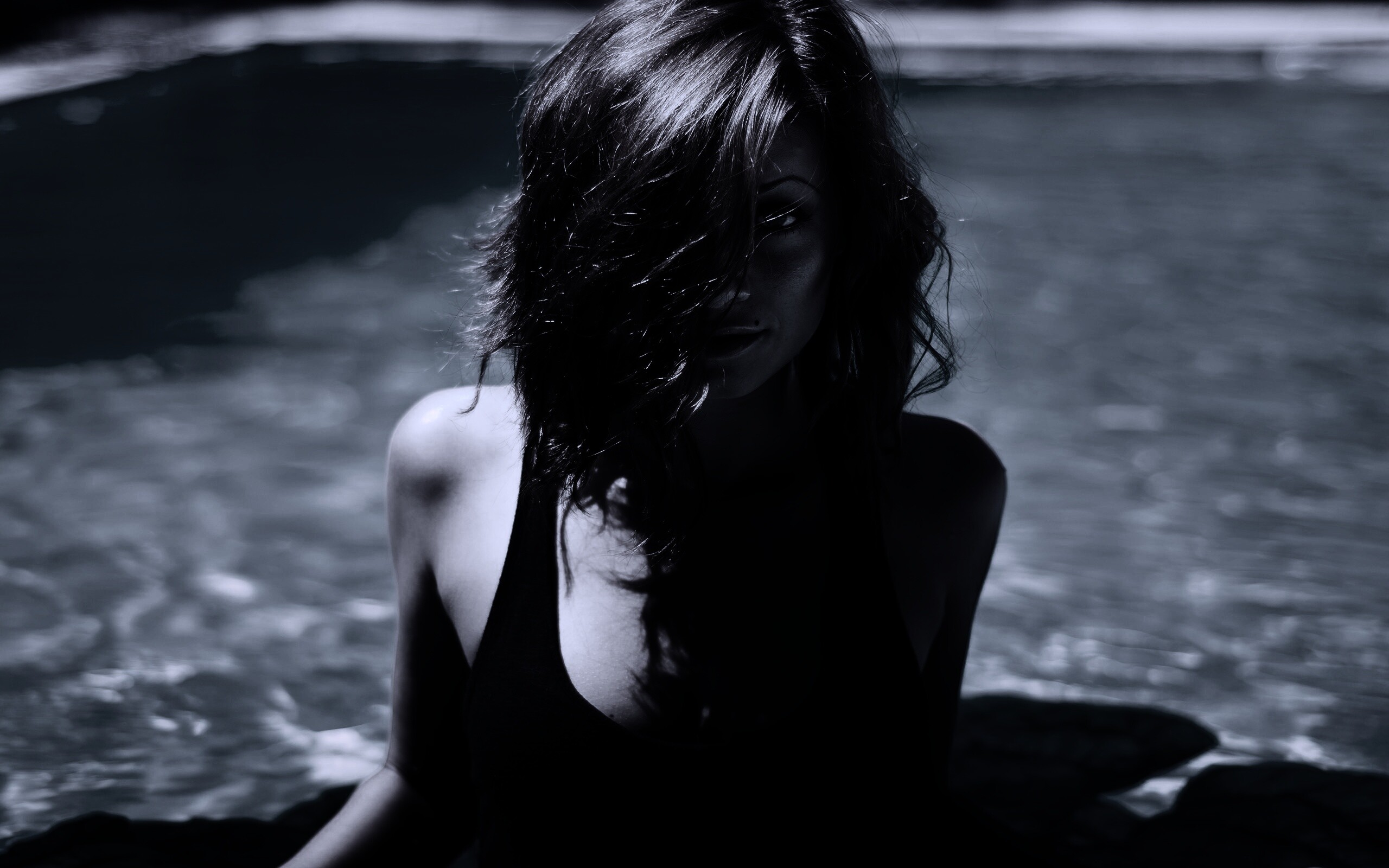 Девушка рядом с бассейном обои