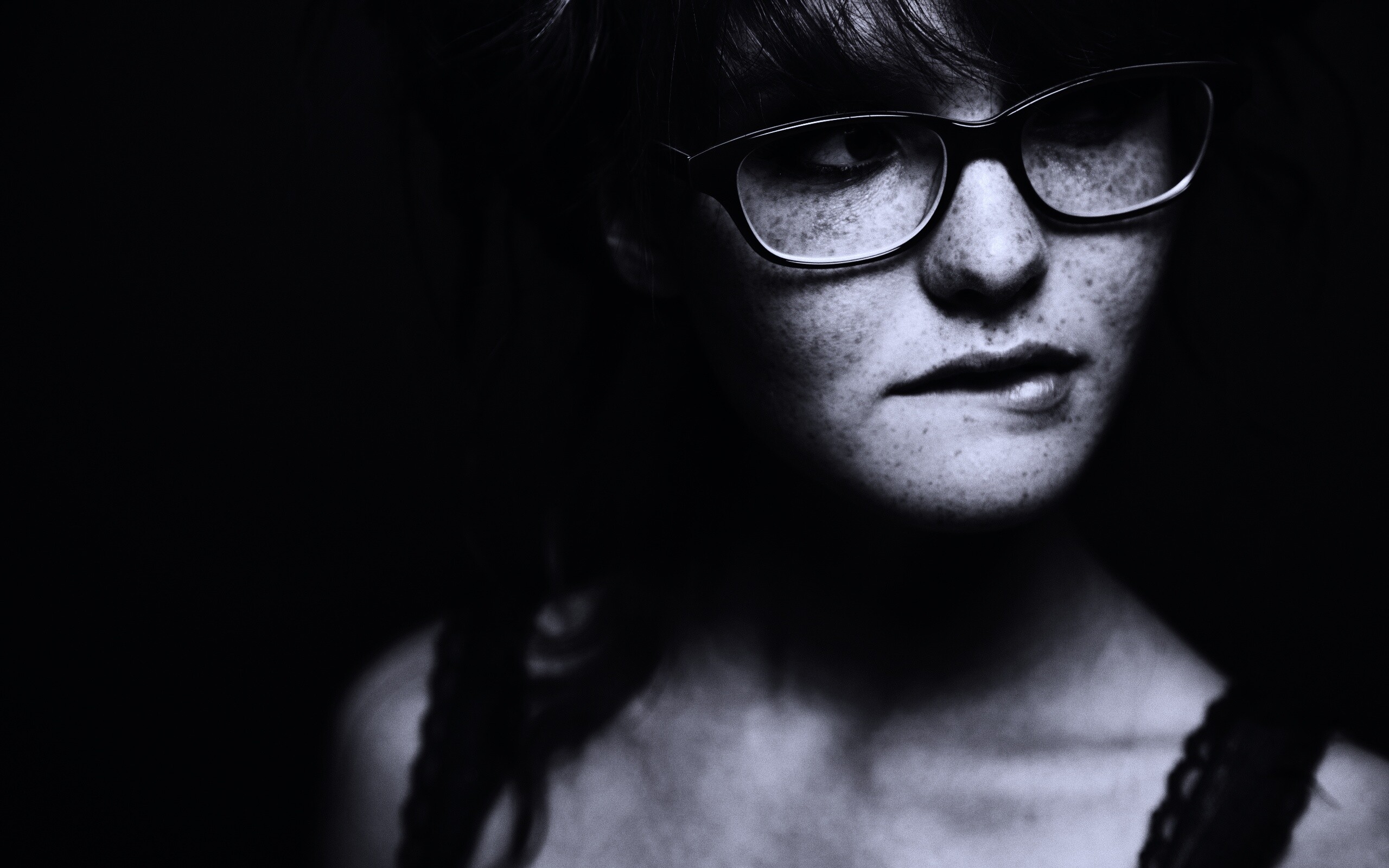 Рыженькая кусает губу обои