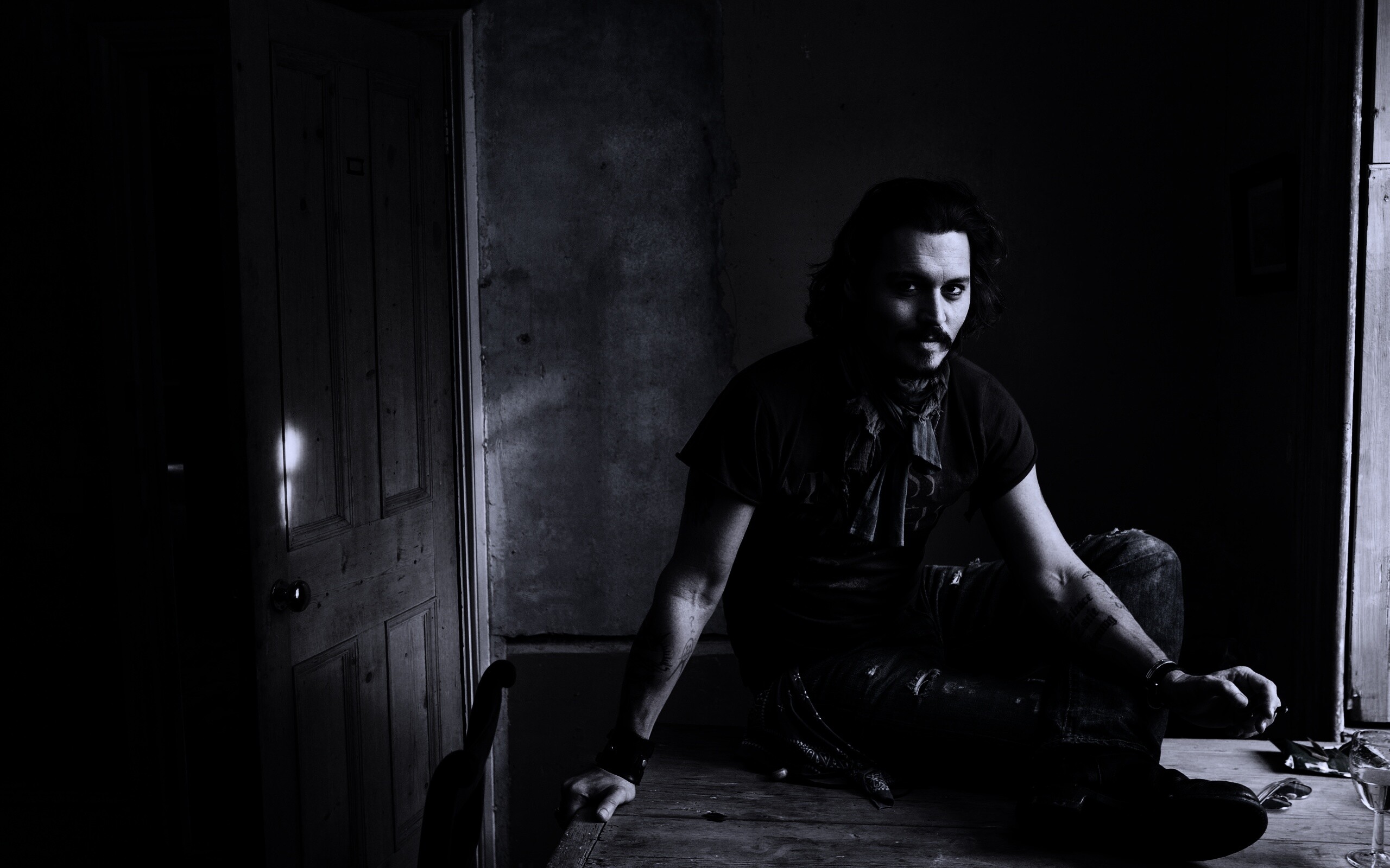 Джонни Депп на столе обои