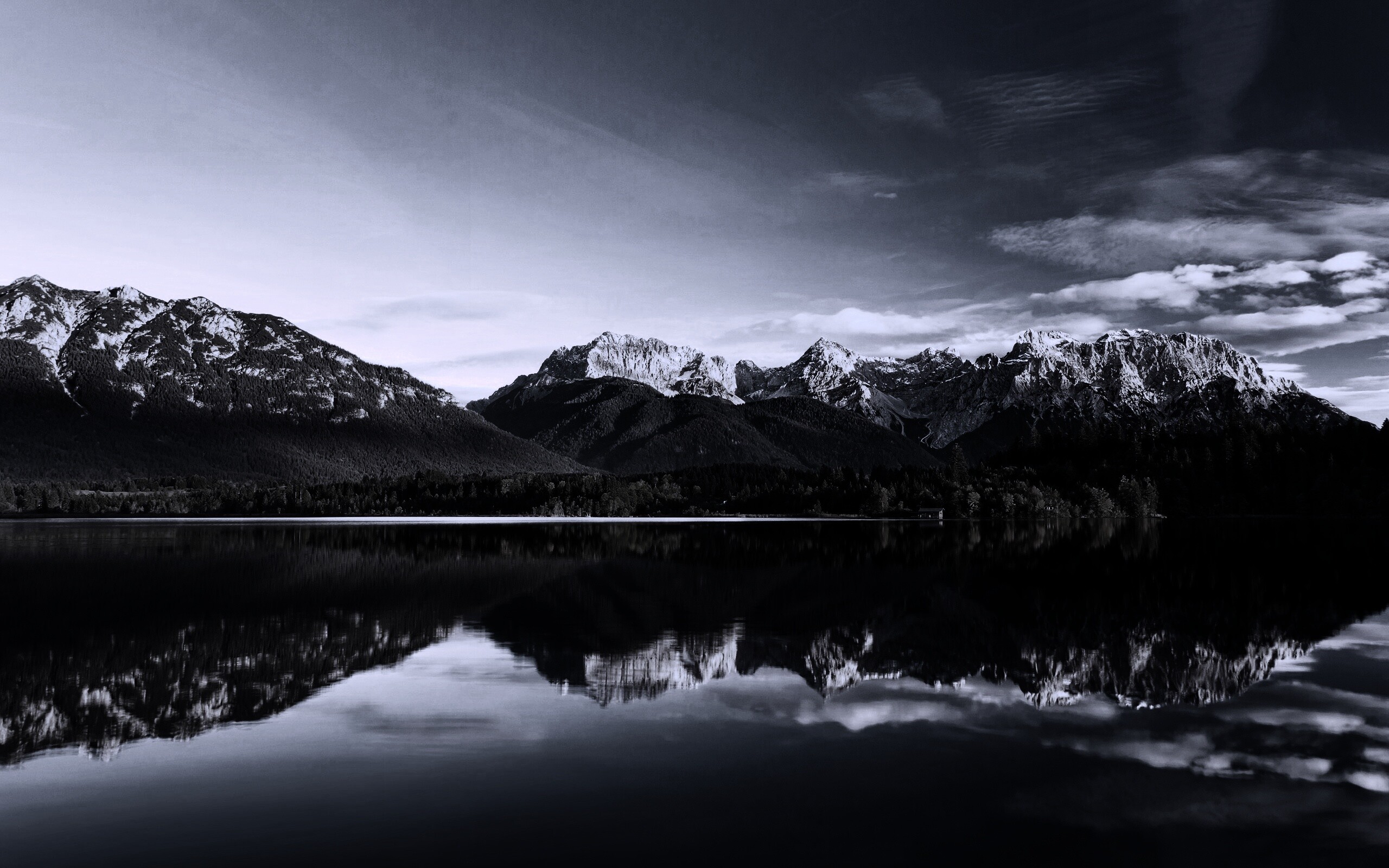 Горы отражаются в озере обои