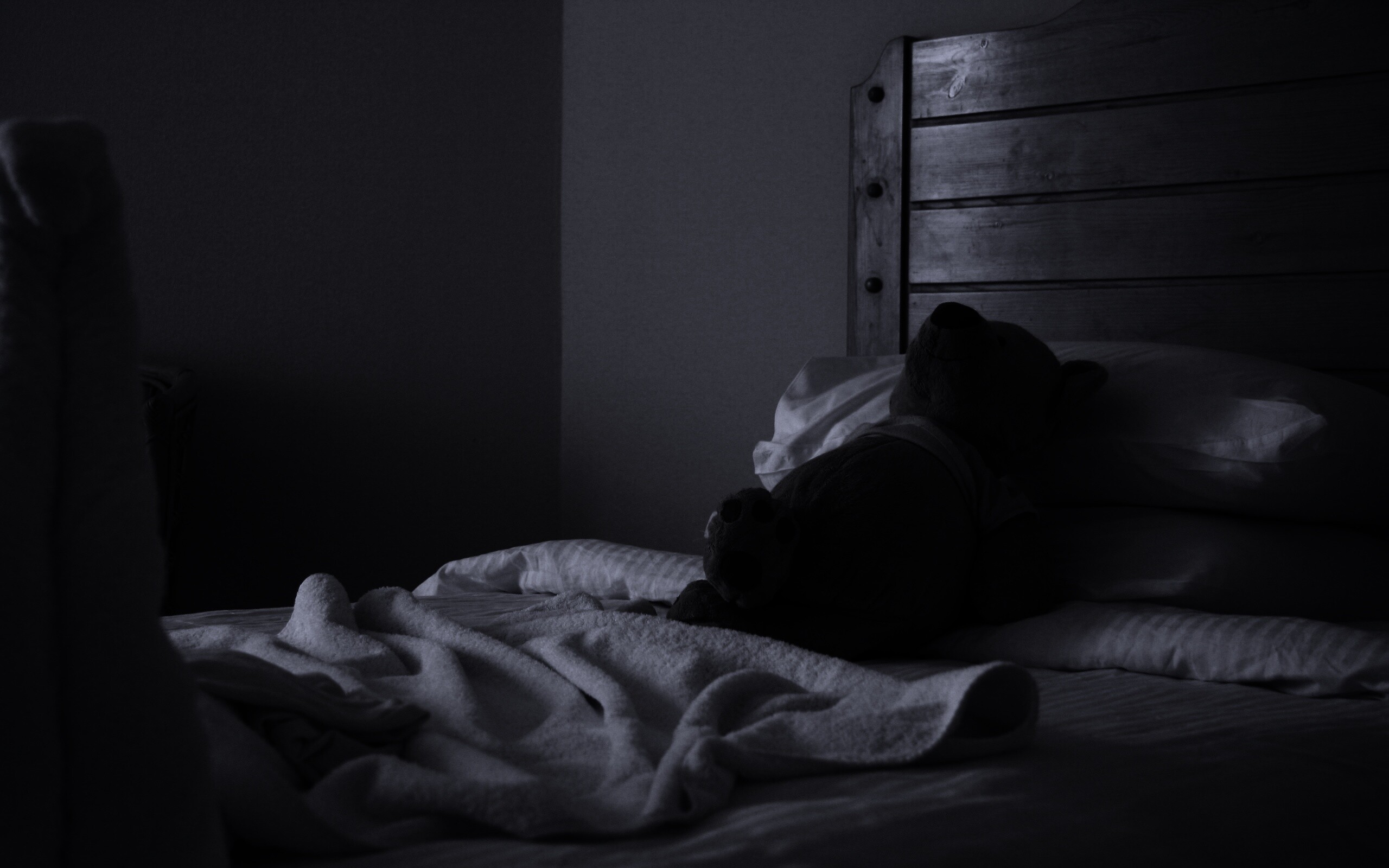 Медвежонок в постели обои