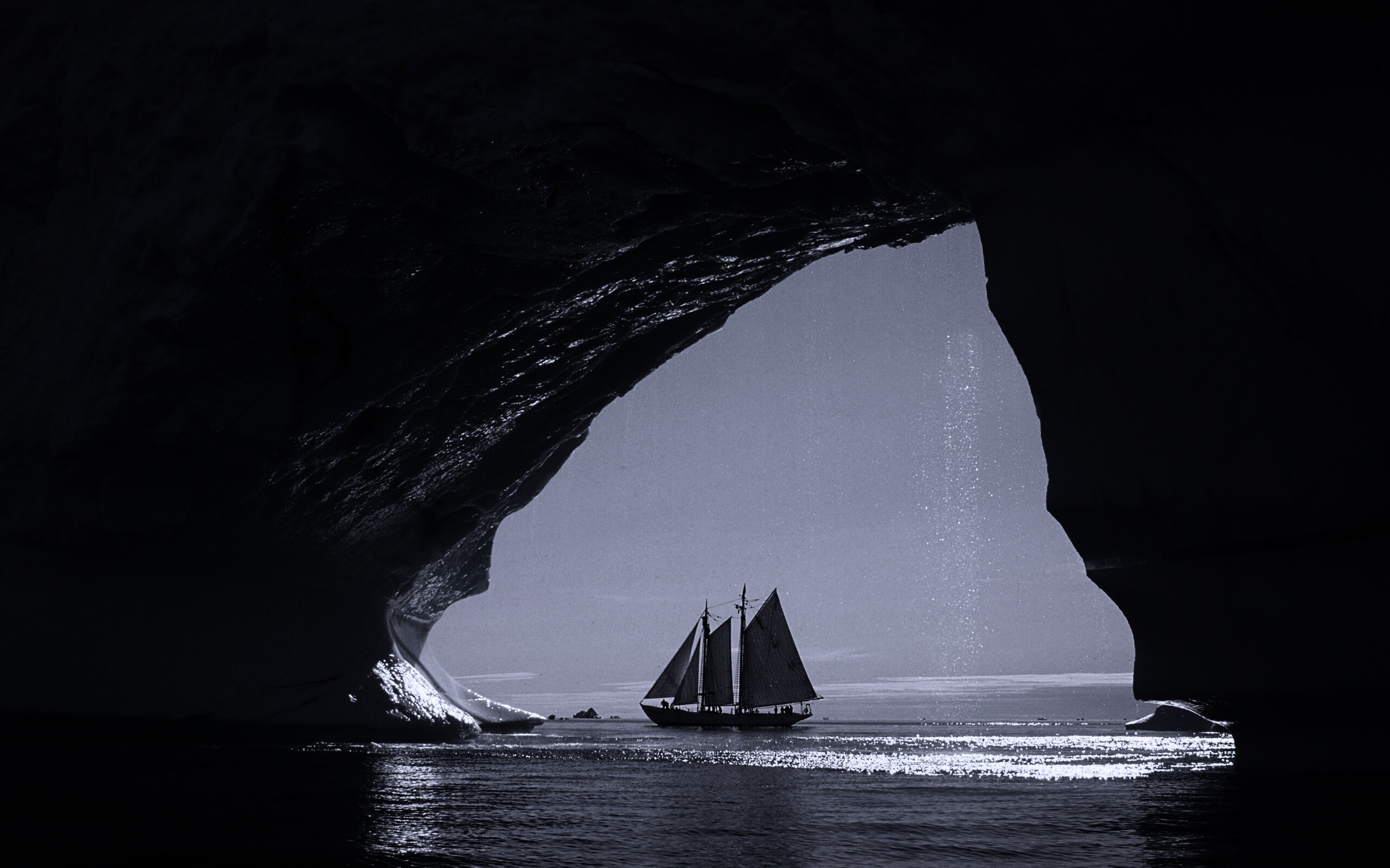 Парусник под ледяной аркой обои