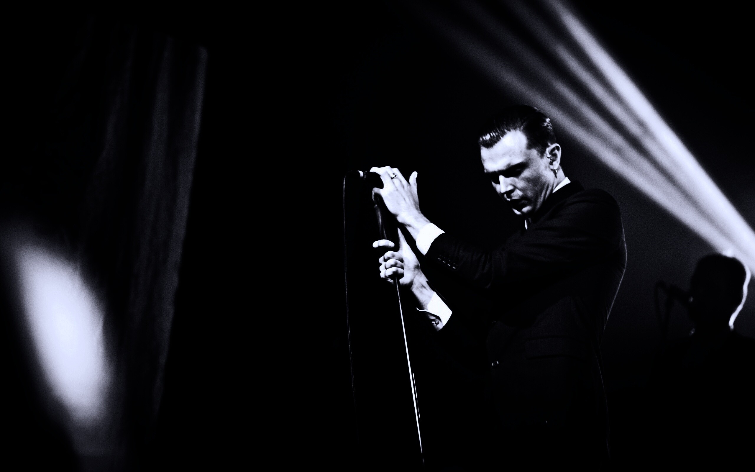 Тео Хатчкрафт на сцене обои