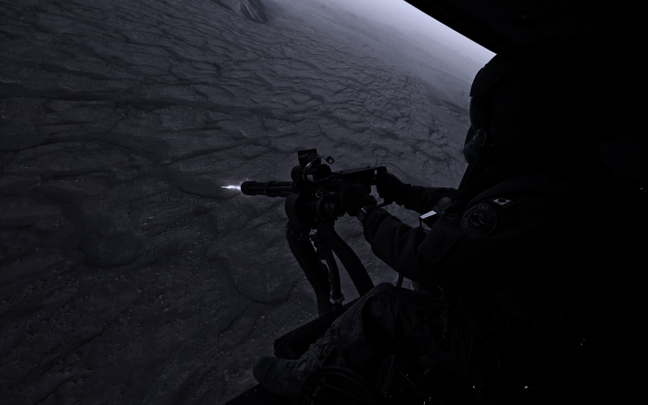 Обстрел с борта вертолета обои