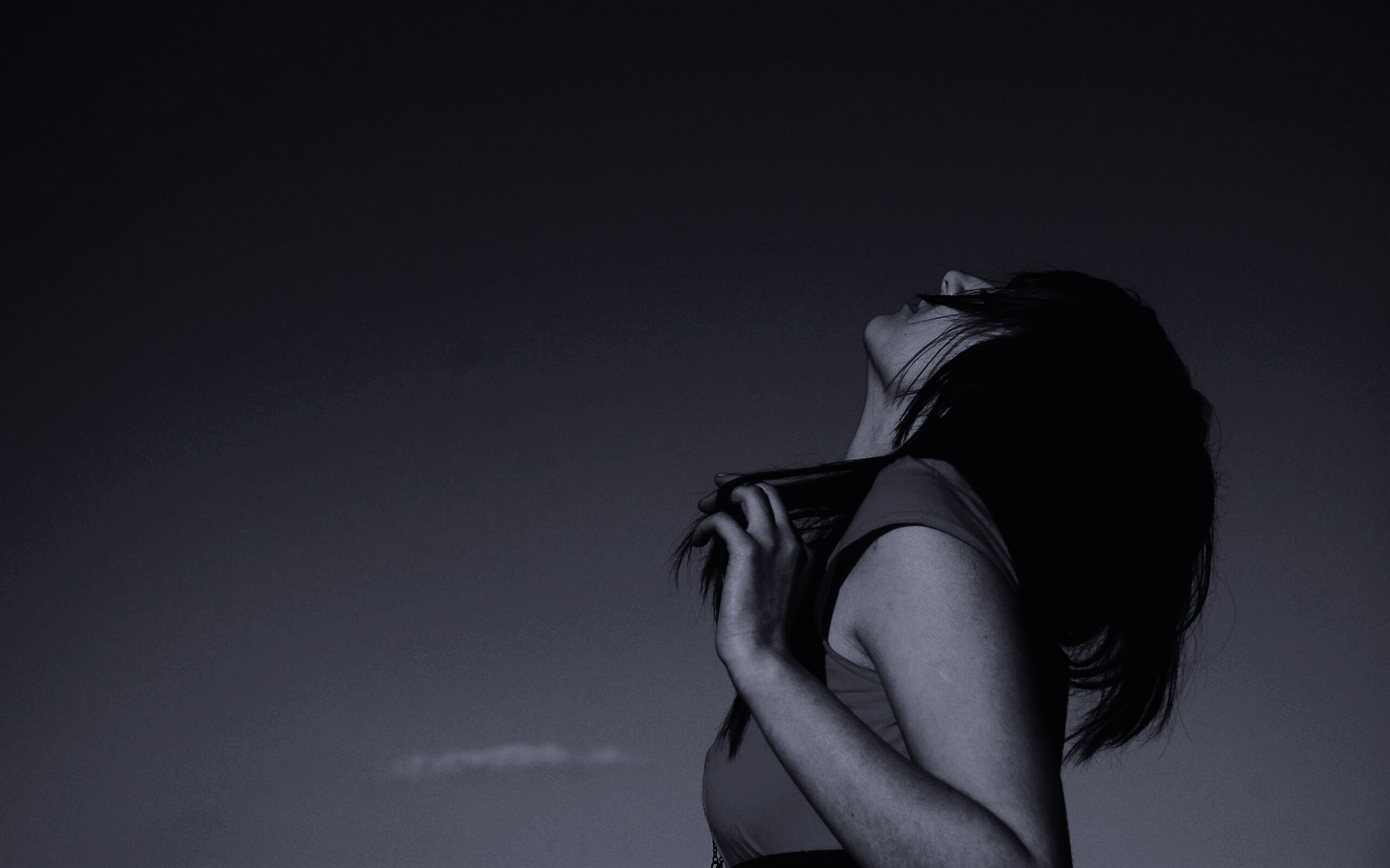 Взгляд брюнетки в небо обои