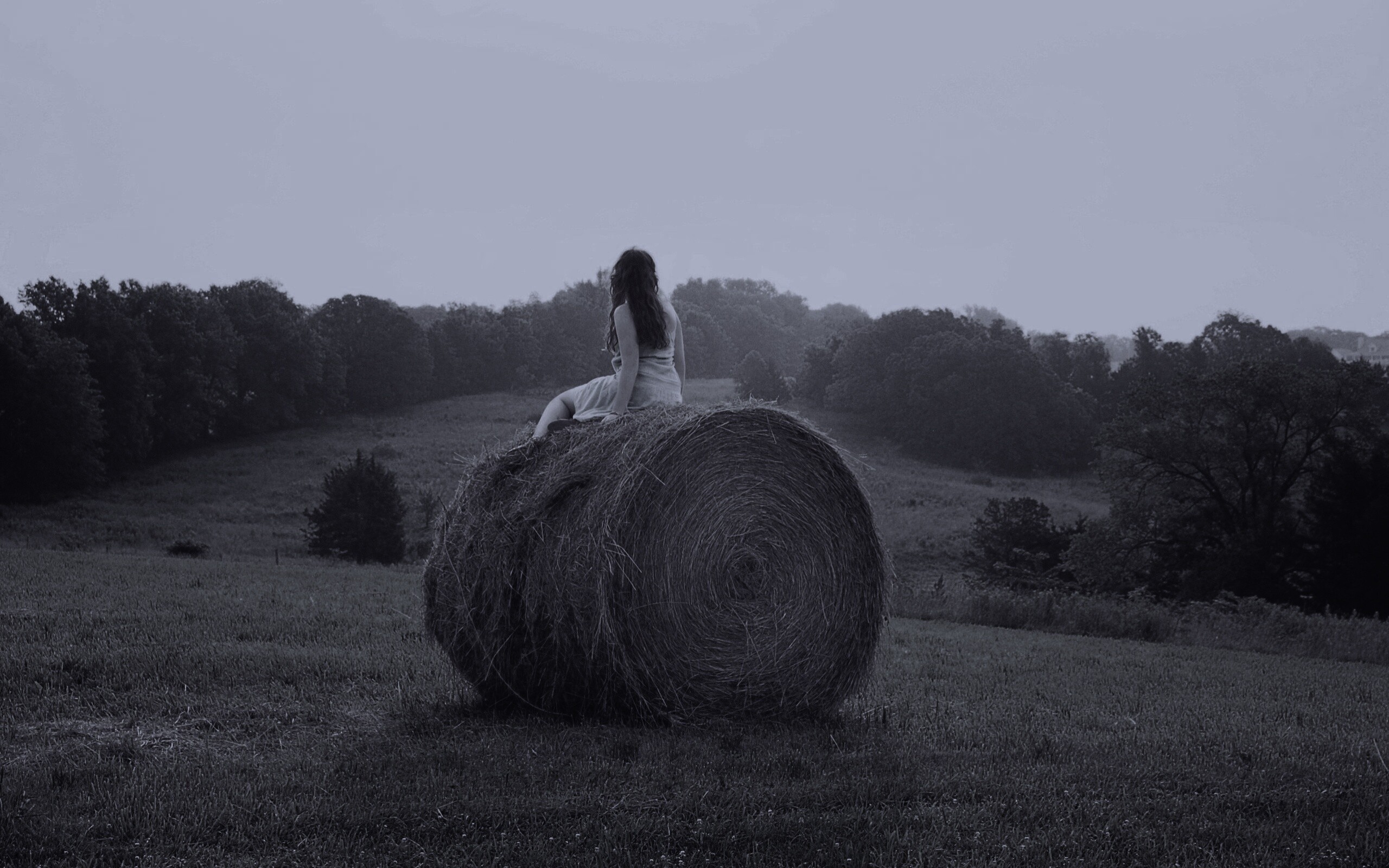 Девушка на снопе сена обои
