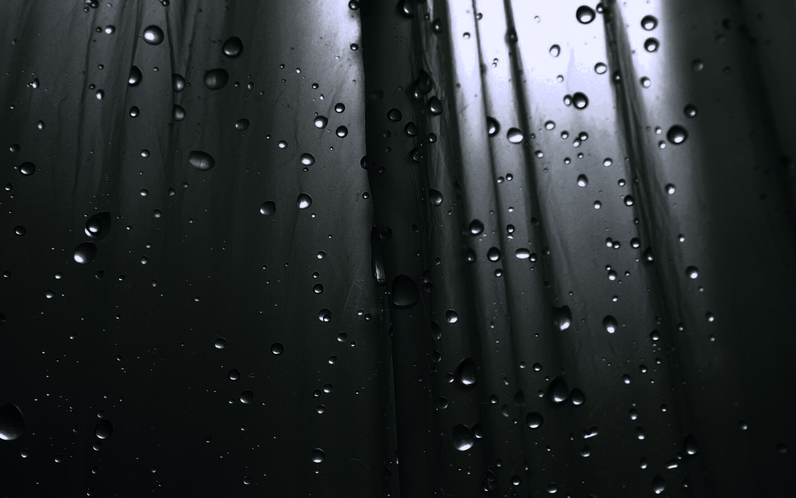 Капли на зеленом пластике обои