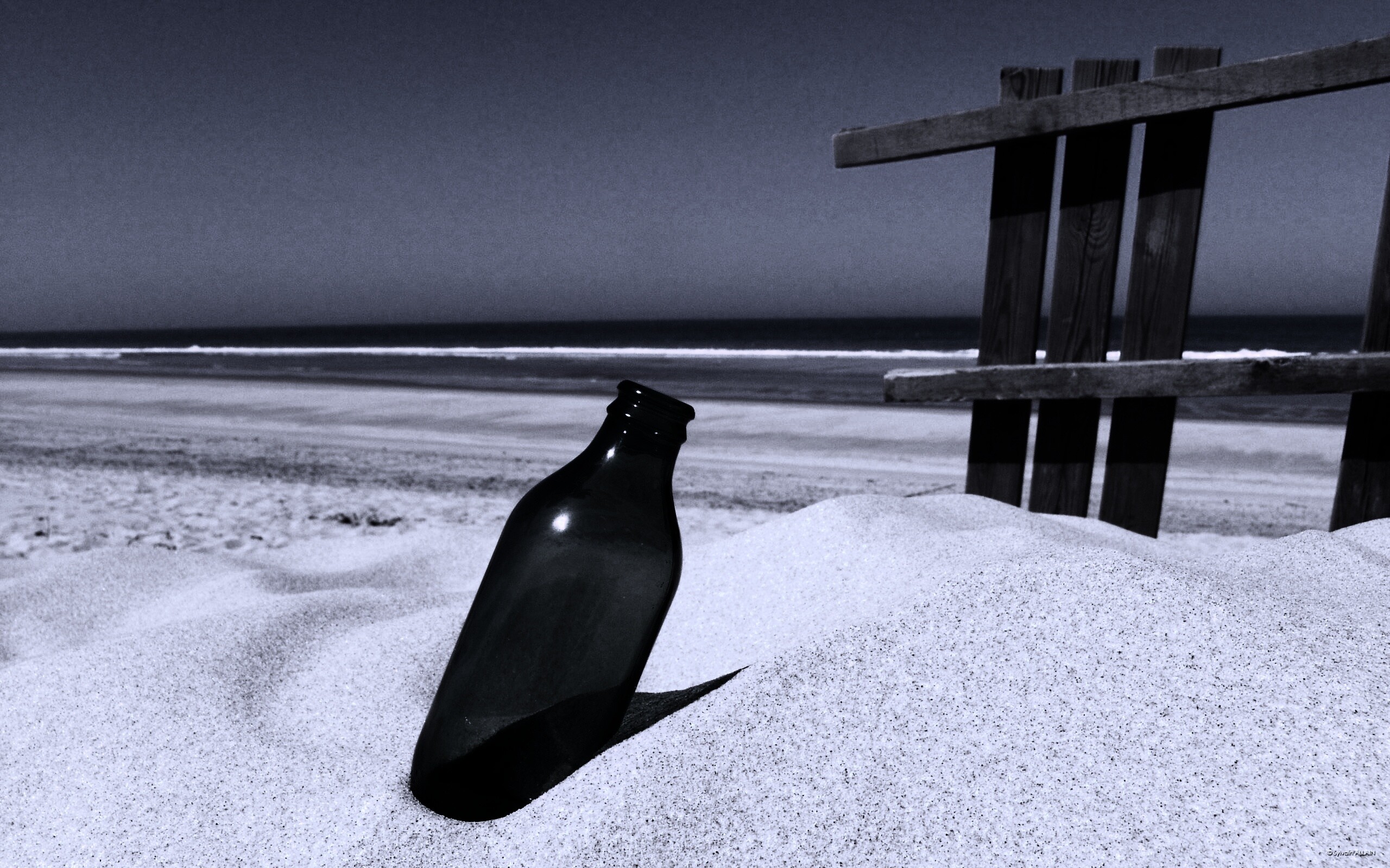 Бутылка на пляже обои