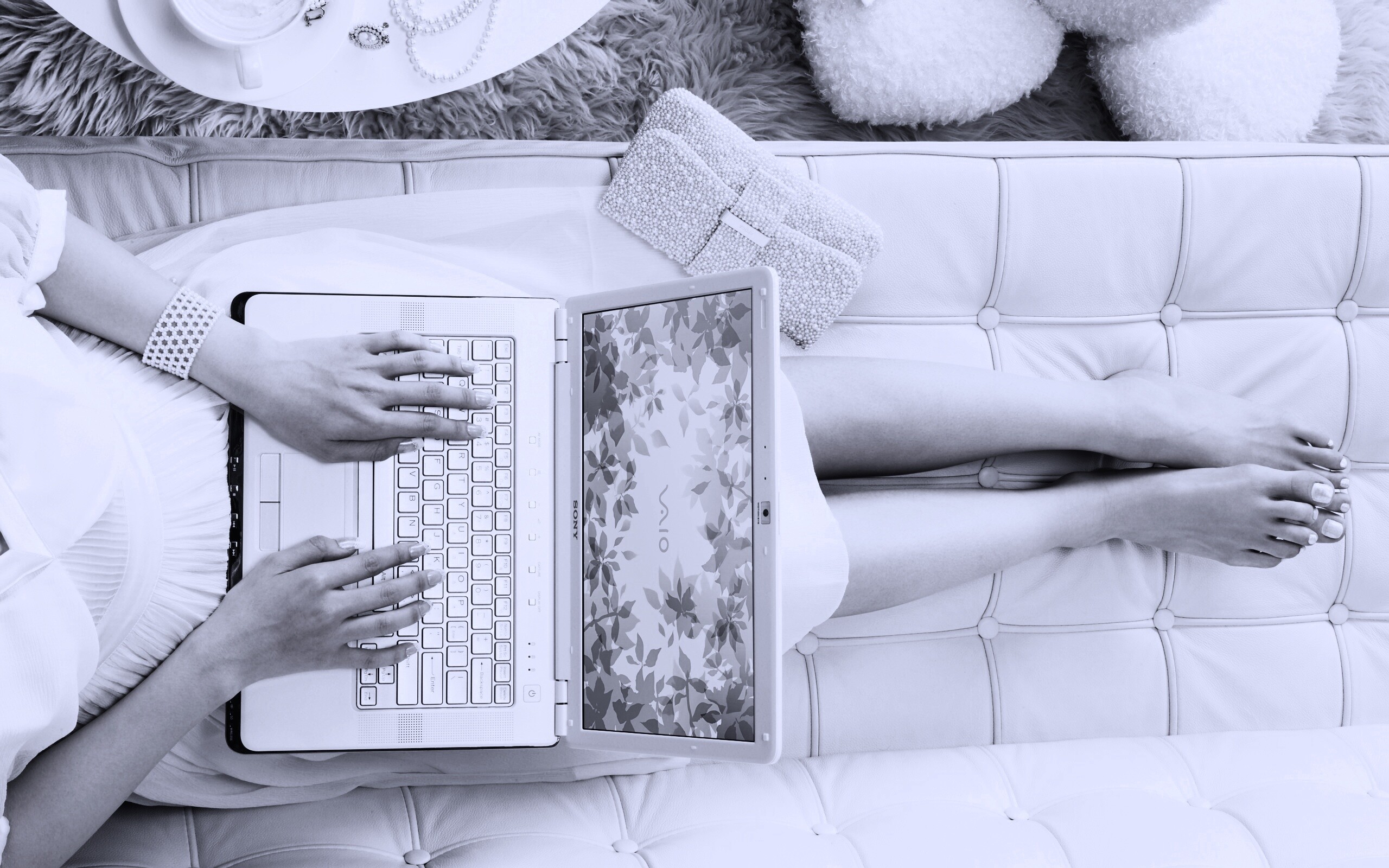 Девушка с ноутбуком vaio обои