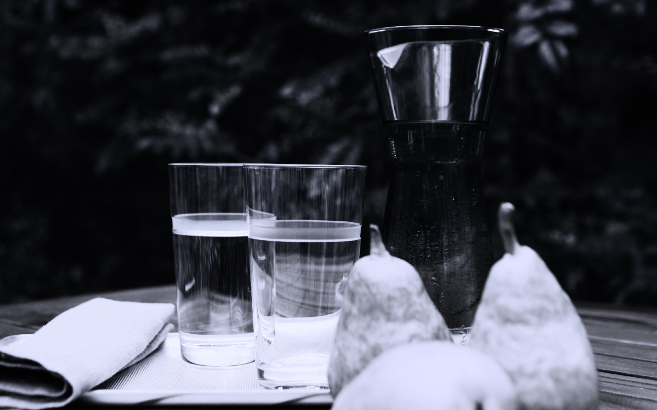 Стол с грушами обои