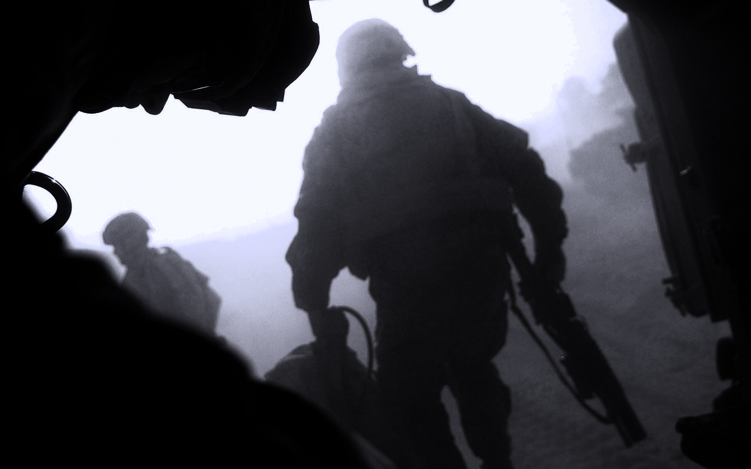 Солдаты выходят из броневика обои