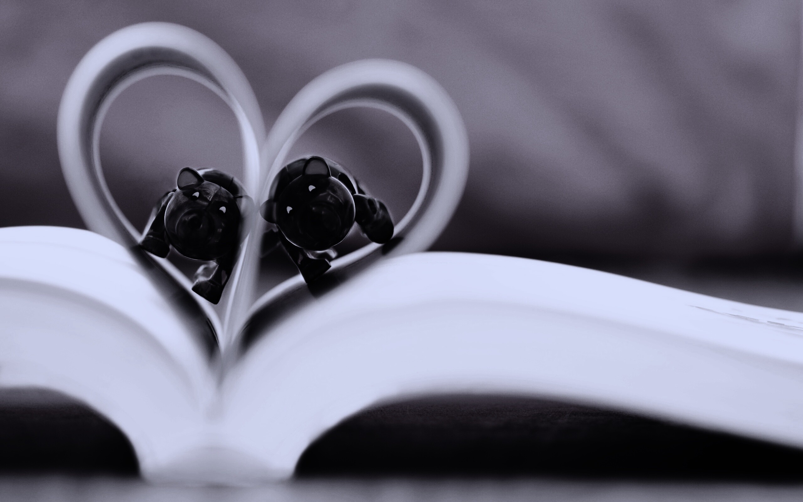 Фигурки мишек в книге обои