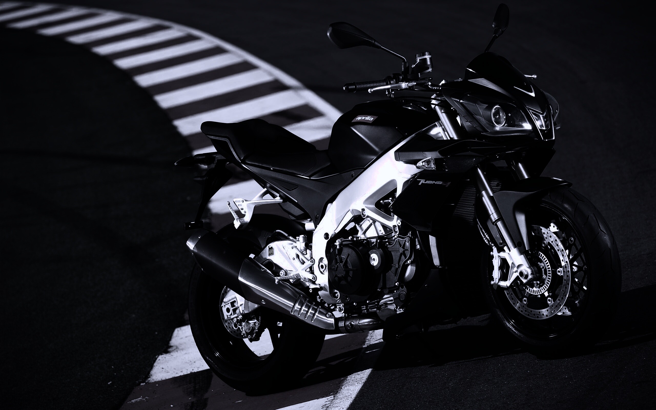 Спортивный мотоцикл Априлия на треке  обои