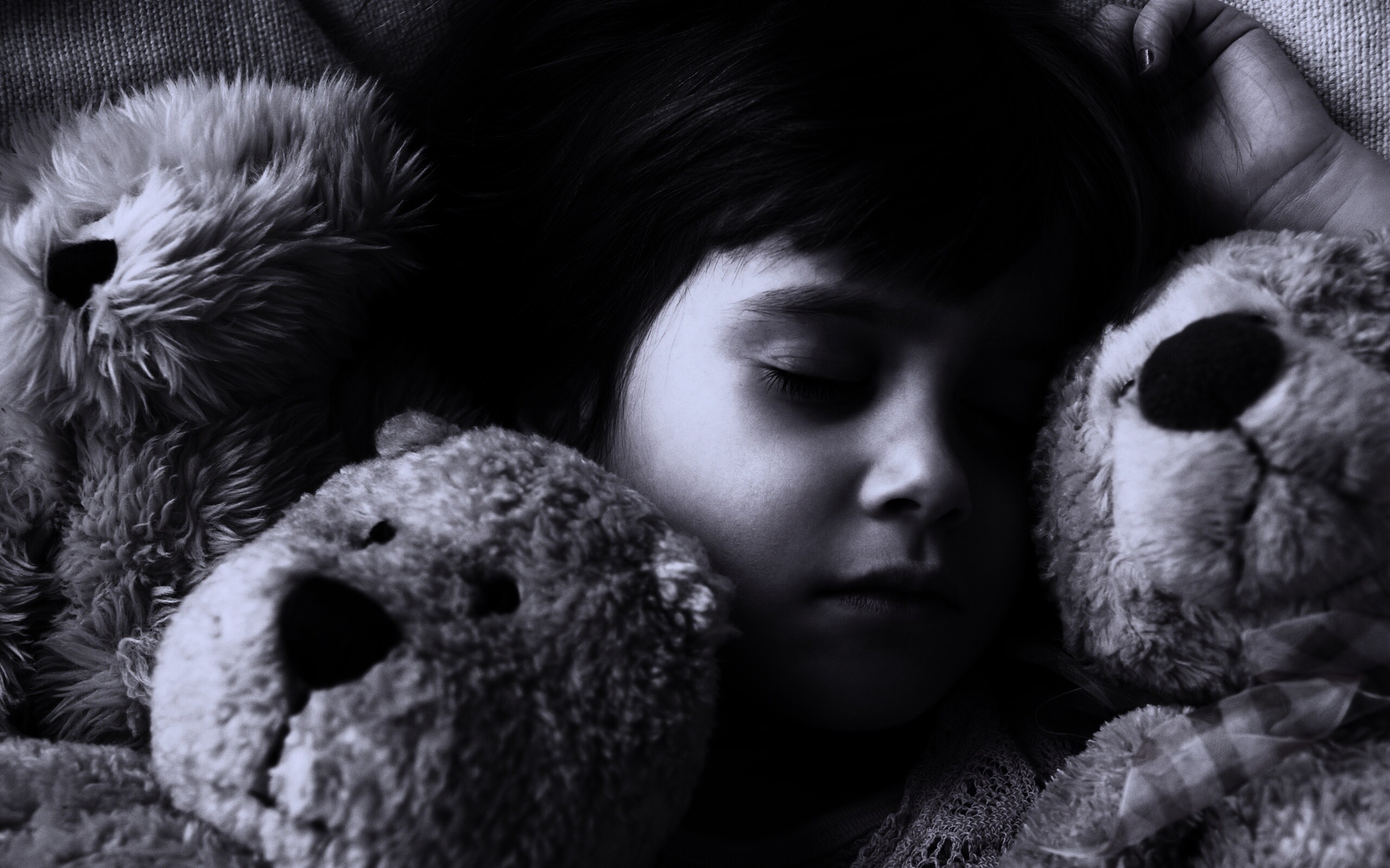 Девочка спит с мишками в обнимку обои