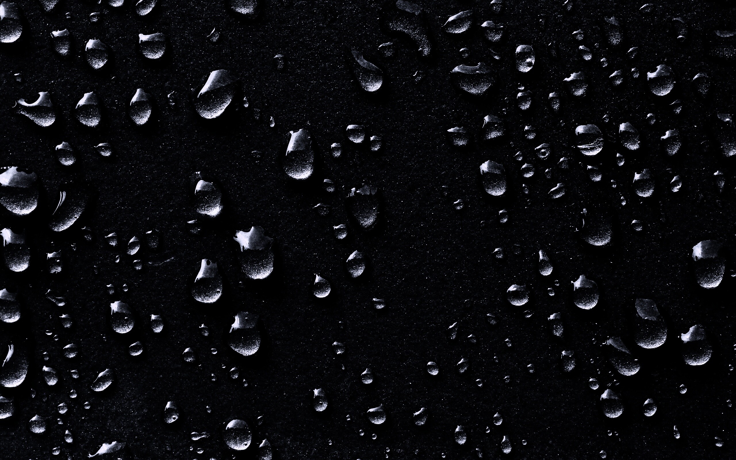 Капли воды на темной поверхности обои