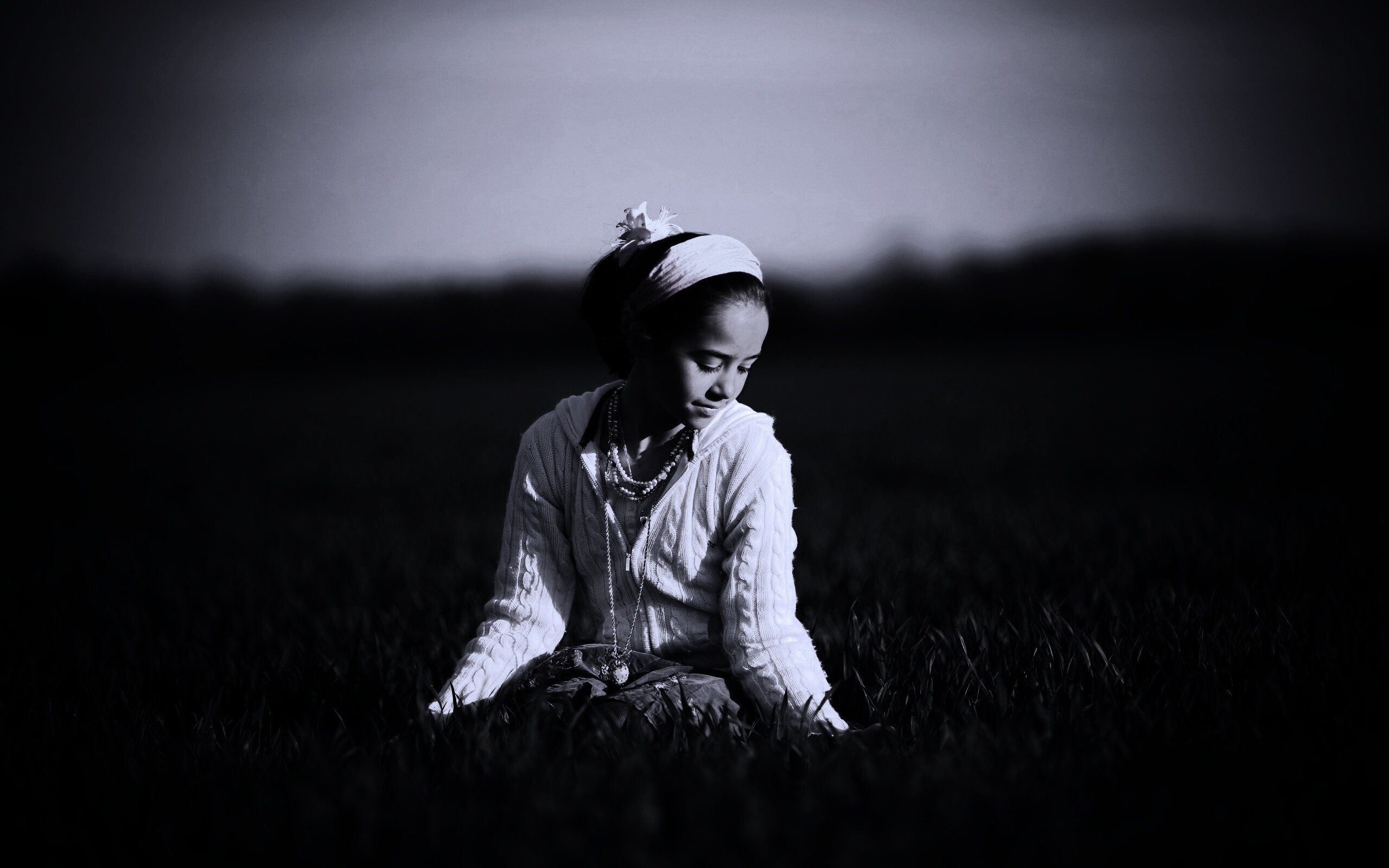 Девочка на траве обои