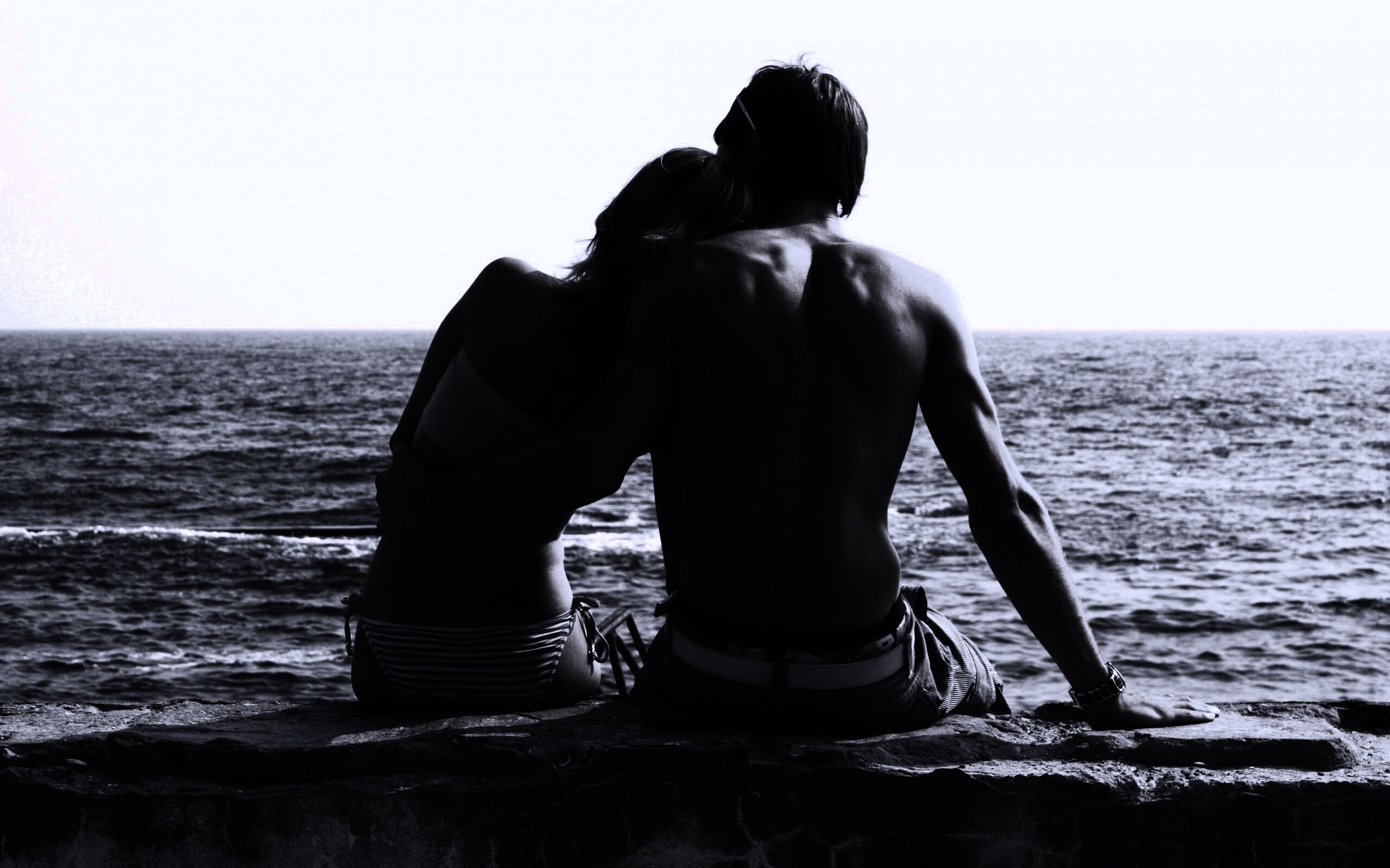 Девушка и парень у моря обои