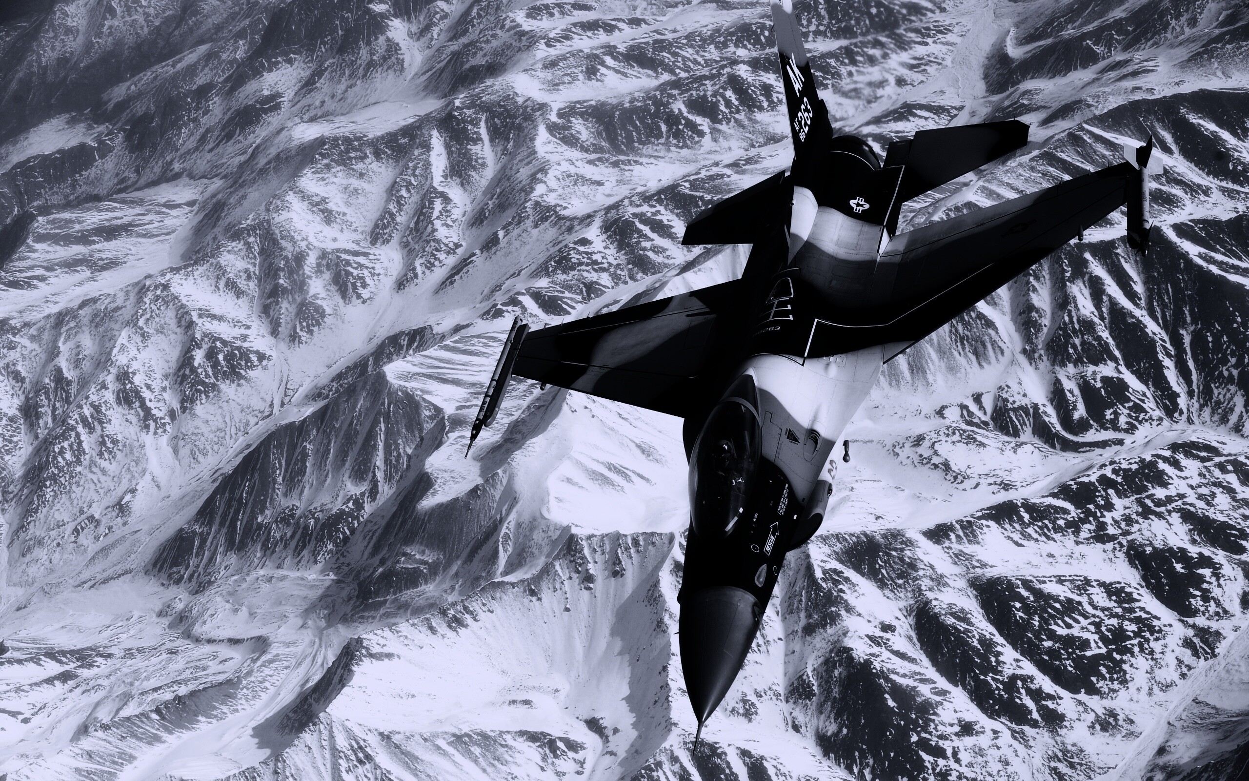 Истребитель над снежными пиками гор обои