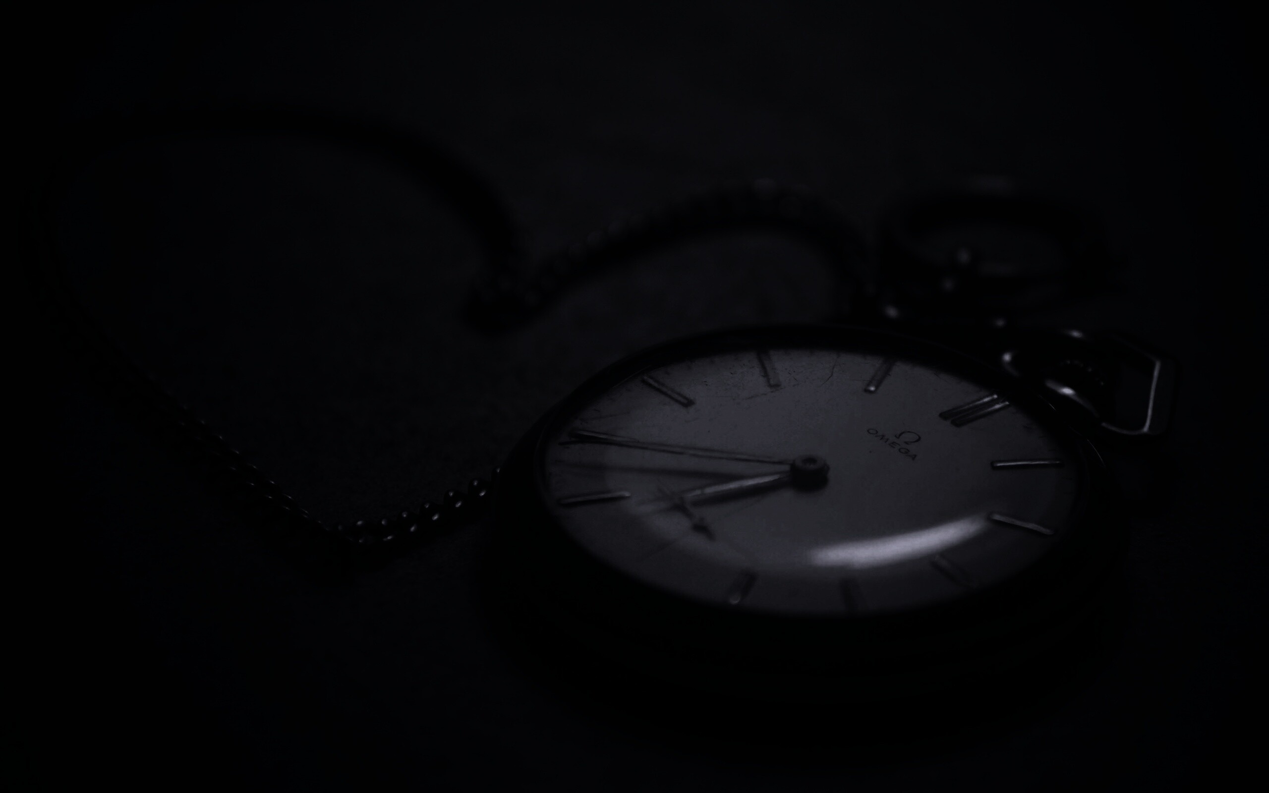 Часы на цепочке обои