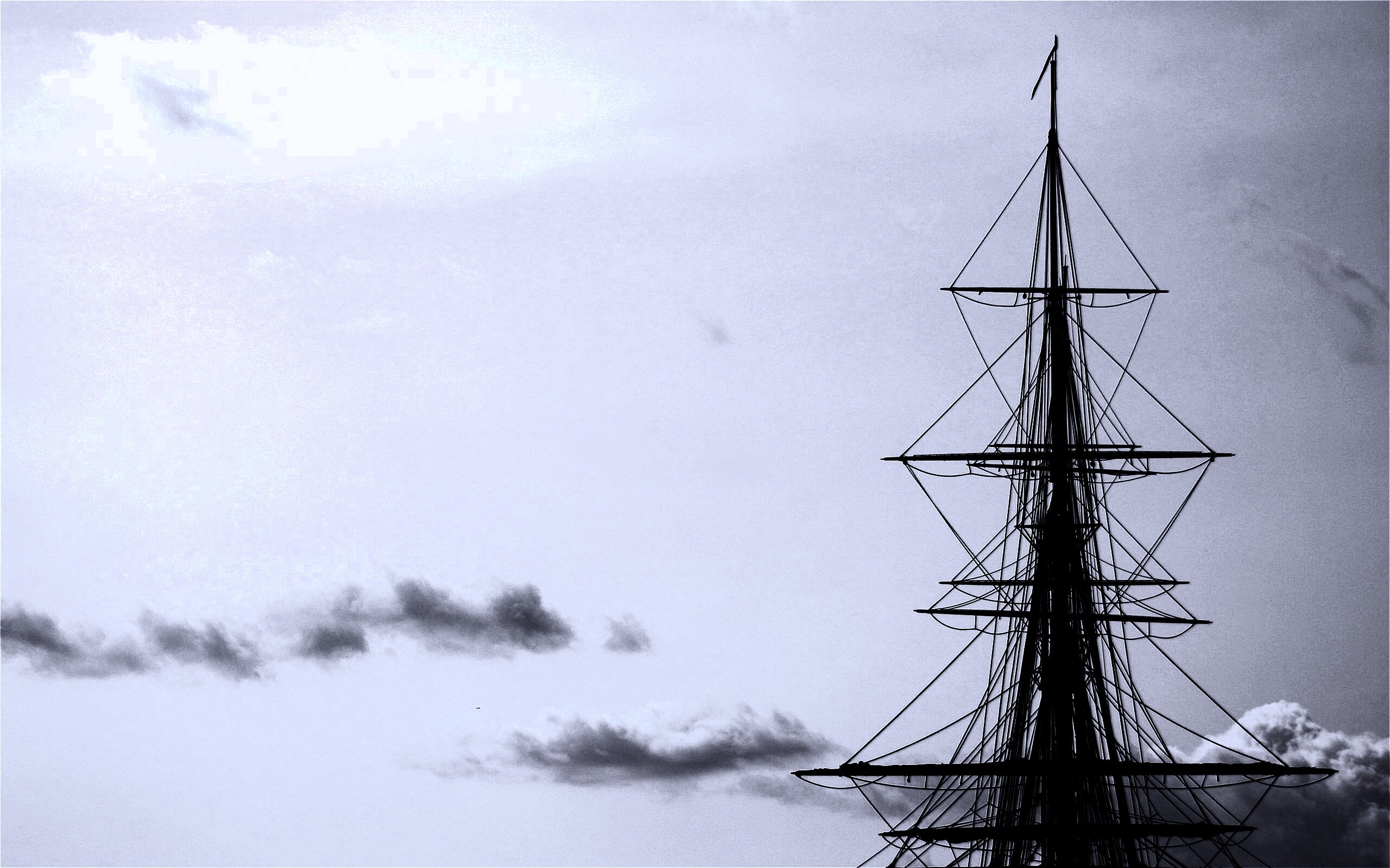 Мачта корабля на фоне неба обои