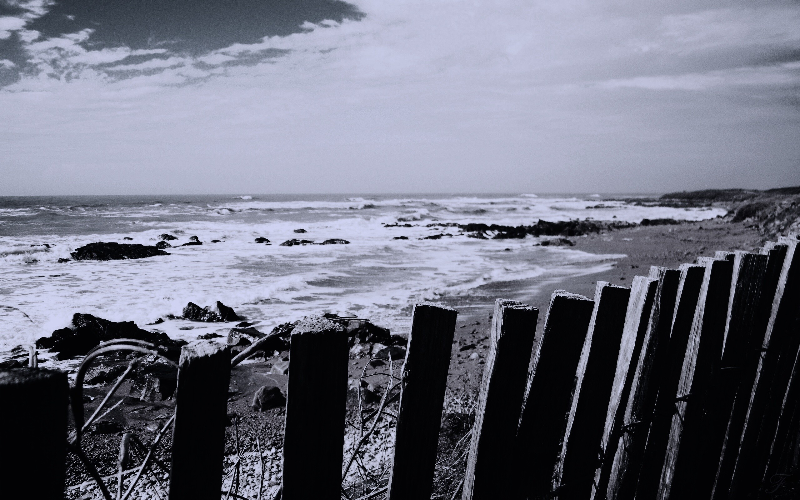 Закрытый пляж за забором обои