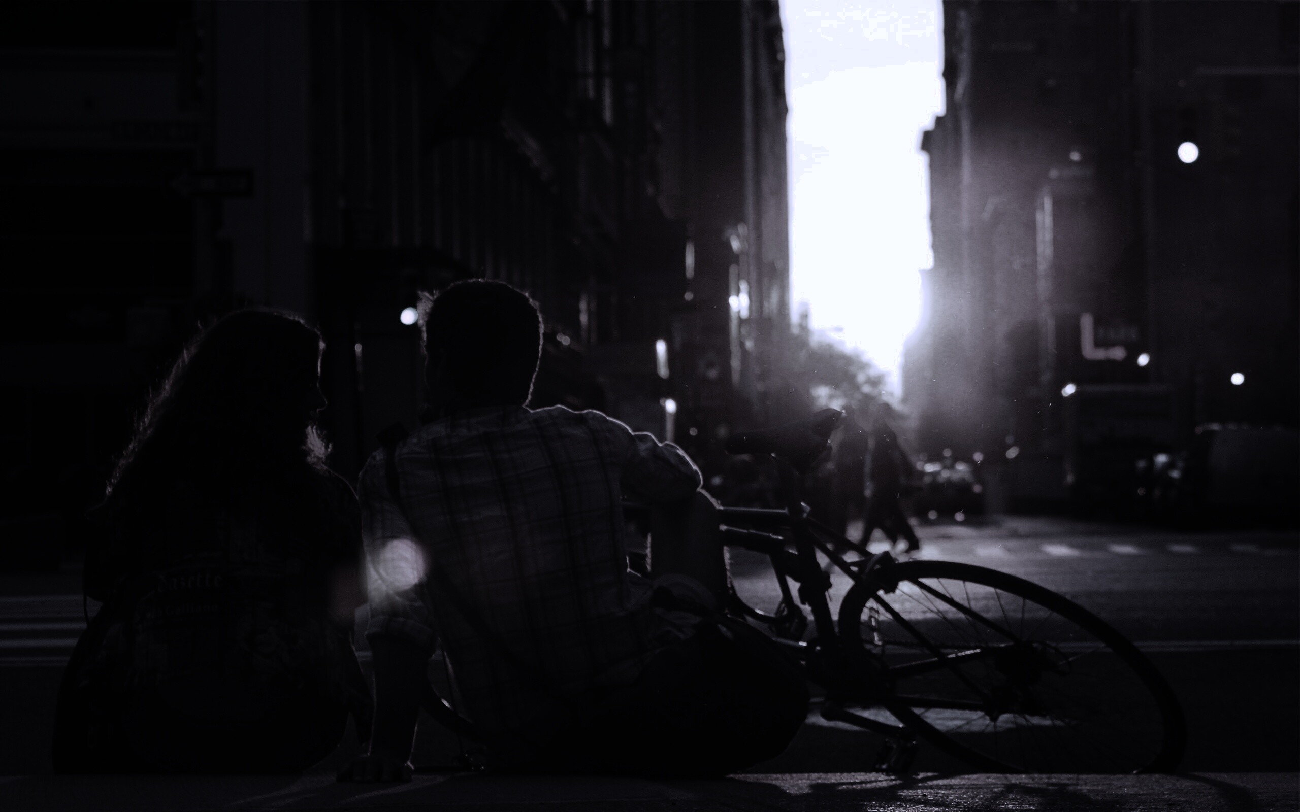 Девушка и парень с велосипедом на закате обои