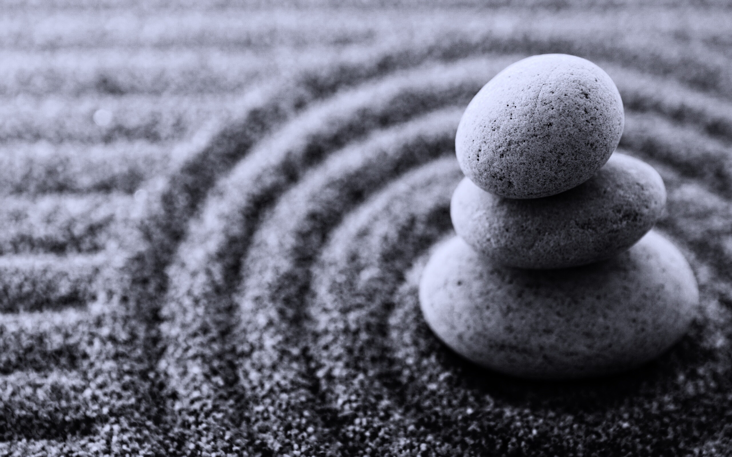 Пирамидка в саду камней обои