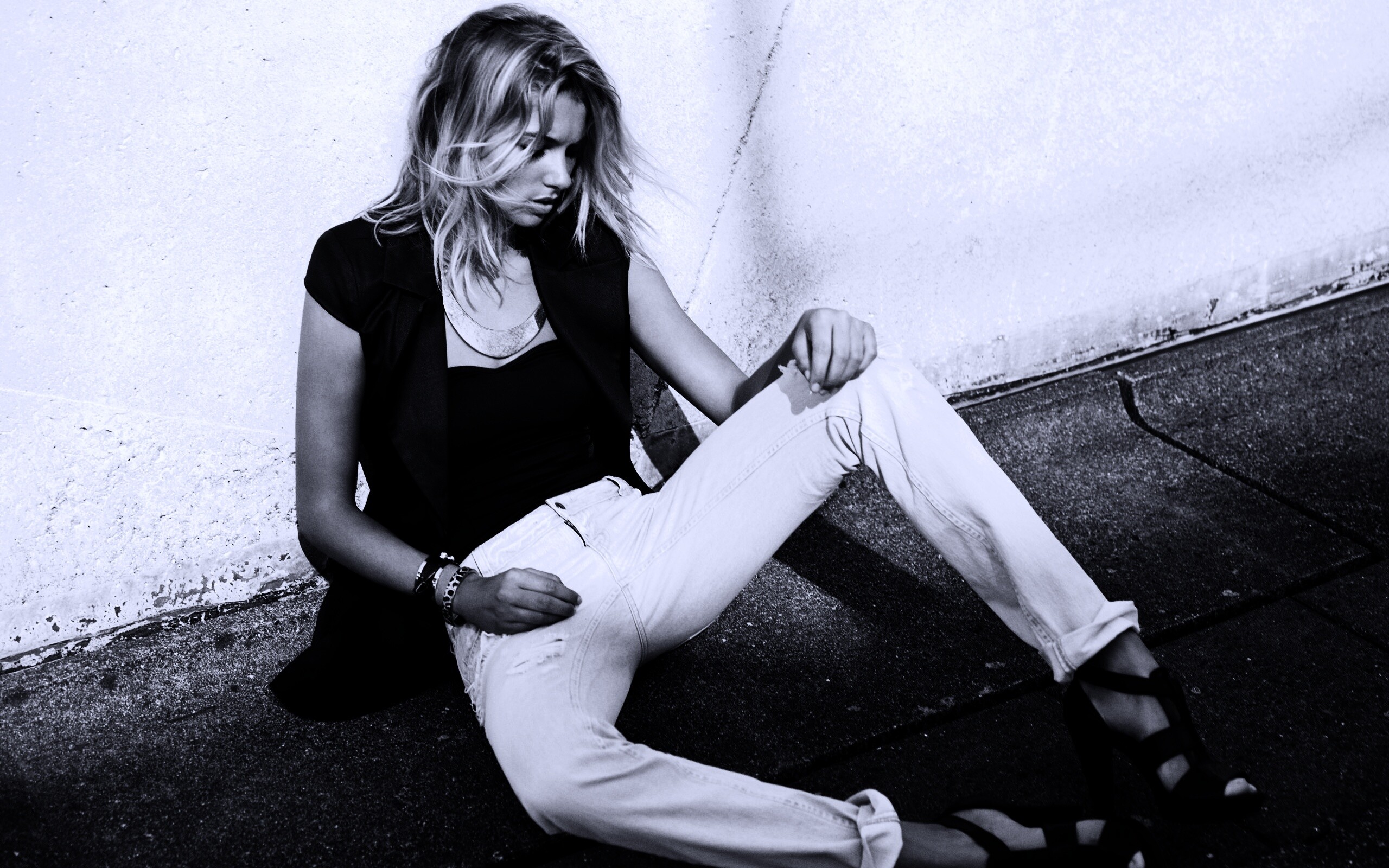 Девушка у стены обои